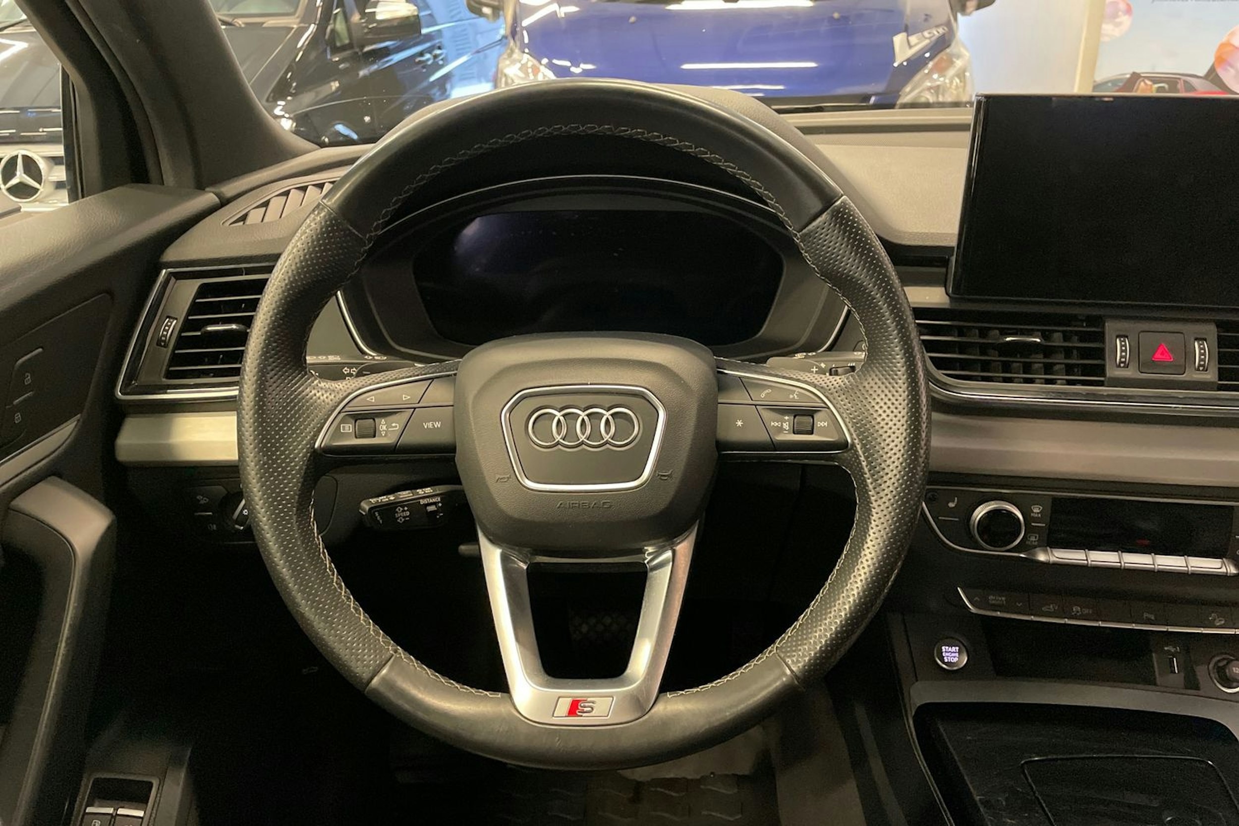 musta Audi Q5 2023 kuva 17.