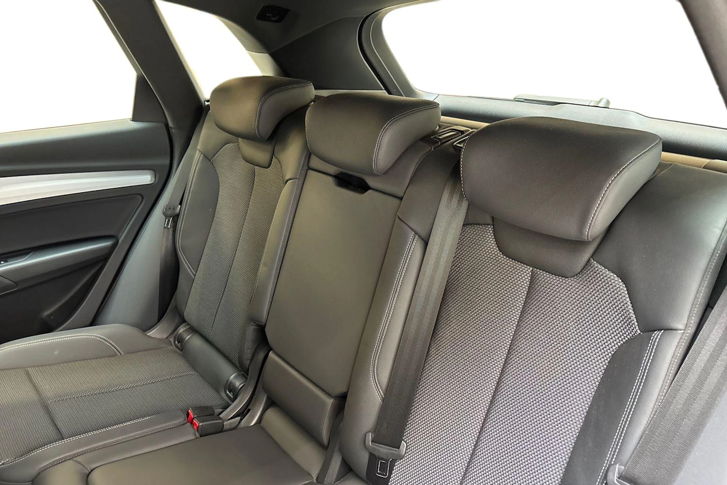 harmaa Audi Q5 2023 kuva 8.