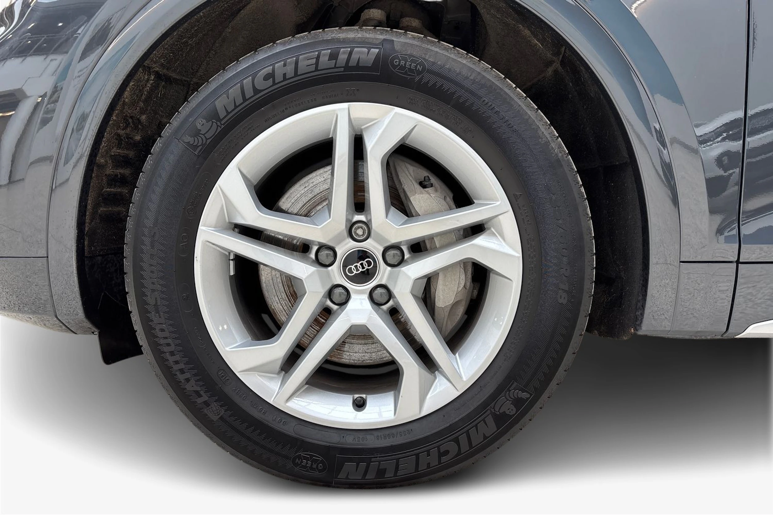 harmaa Audi Q5 2023 kuva 9.
