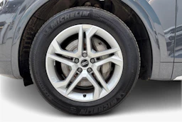 harmaa Audi Q5 2023 kuva 9.