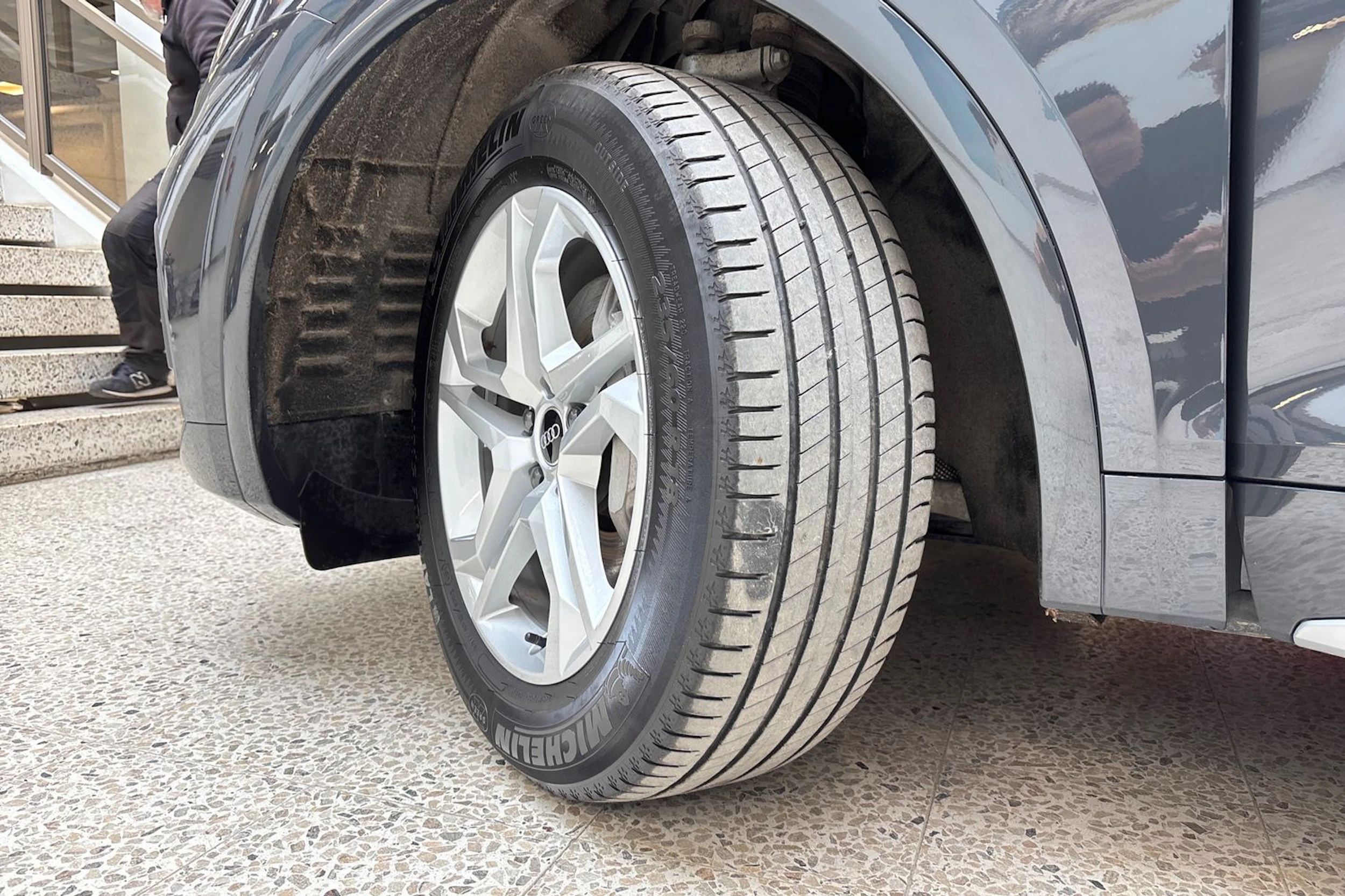 harmaa Audi Q5 2023 kuva 10.