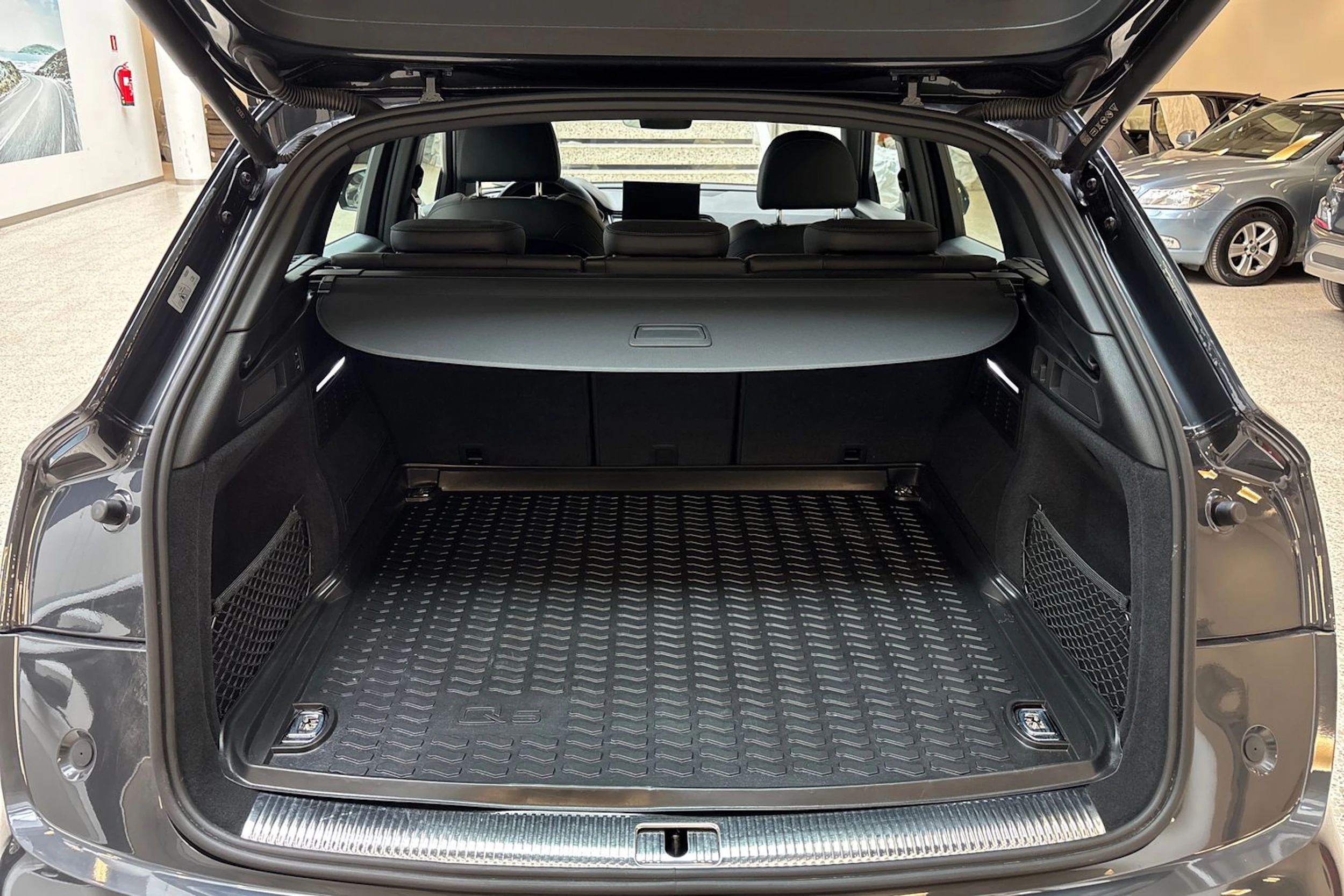 harmaa Audi Q5 2023 kuva 11.