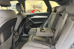 harmaa Audi Q5 2023 kuva 13.