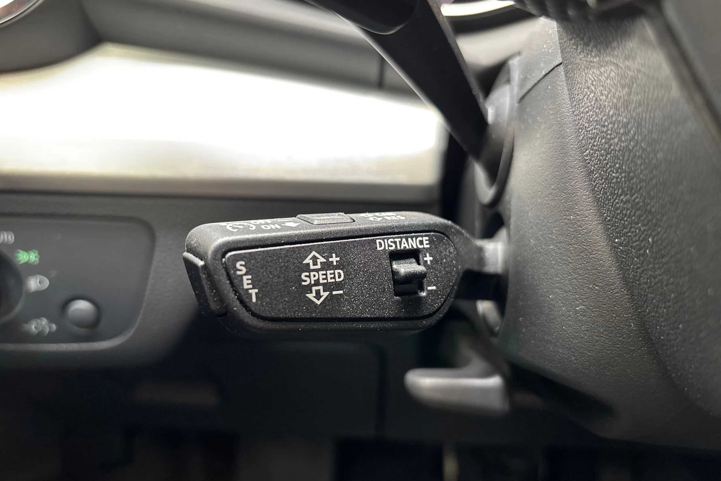 harmaa Audi Q5 2023 kuva 19.