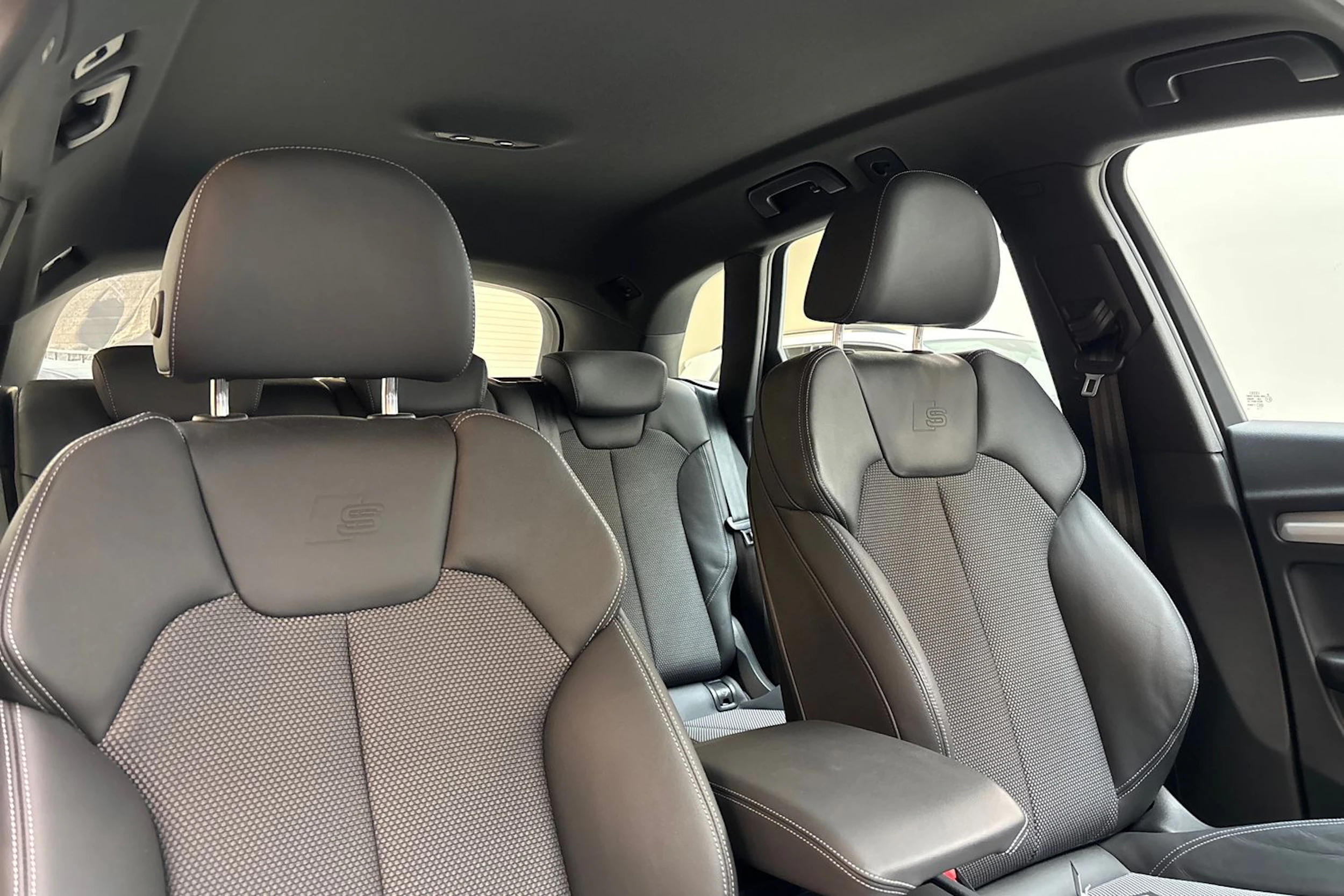 harmaa Audi Q5 2023 kuva 24.