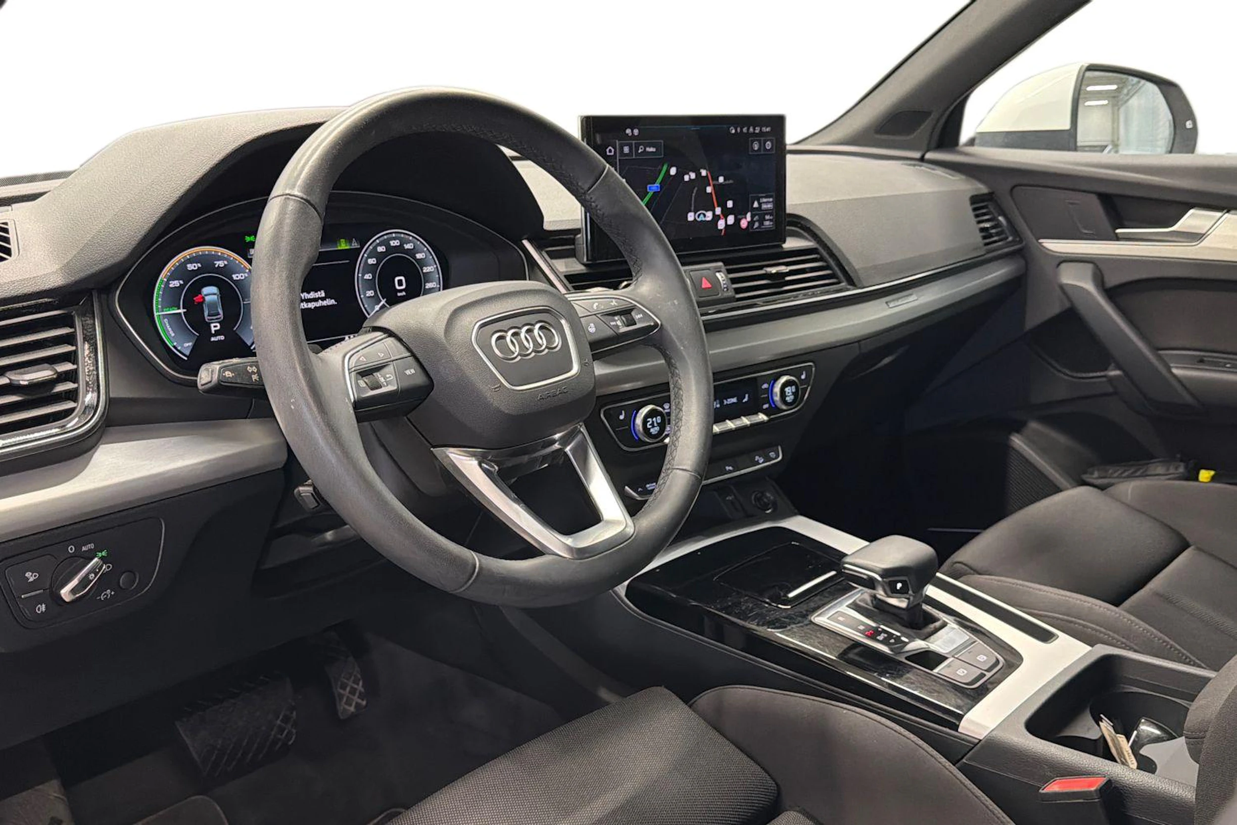 valkoinen Audi Q5 2023 kuva 8.
