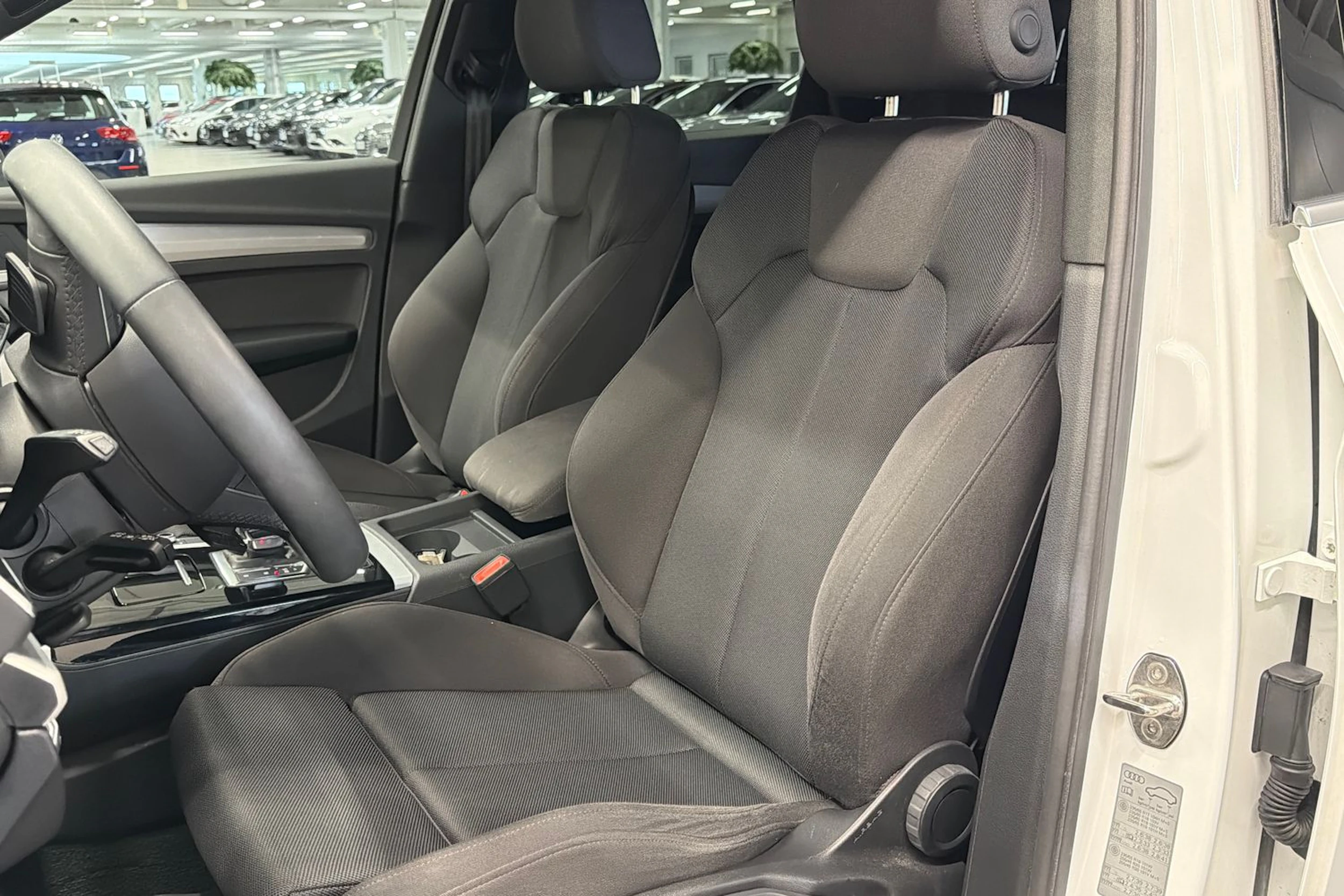 valkoinen Audi Q5 2023 kuva 16.