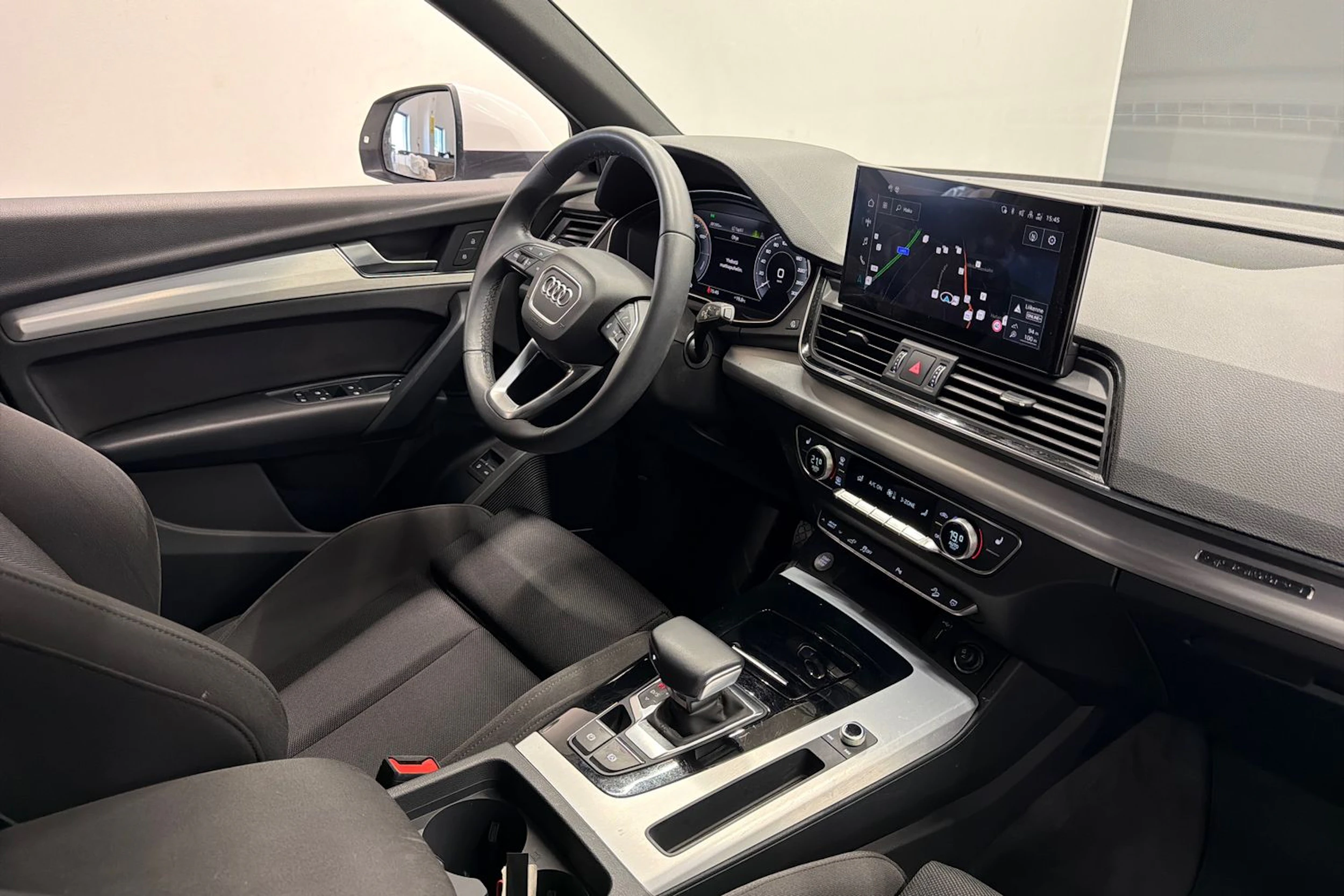 valkoinen Audi Q5 2023 kuva 17.