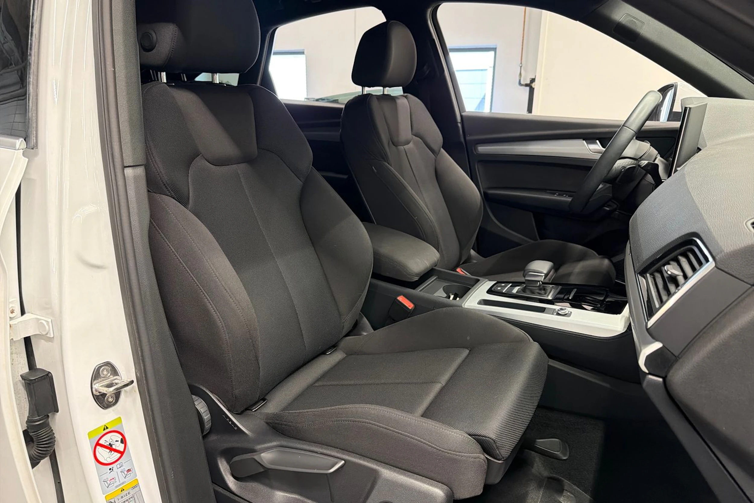 valkoinen Audi Q5 2023 kuva 18.