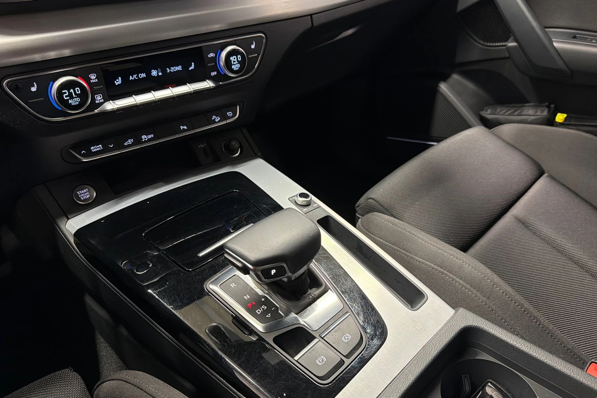 valkoinen Audi Q5 2023 kuva 31.