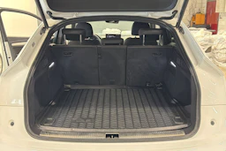 valkoinen Audi Q5 2023 kuva 32.