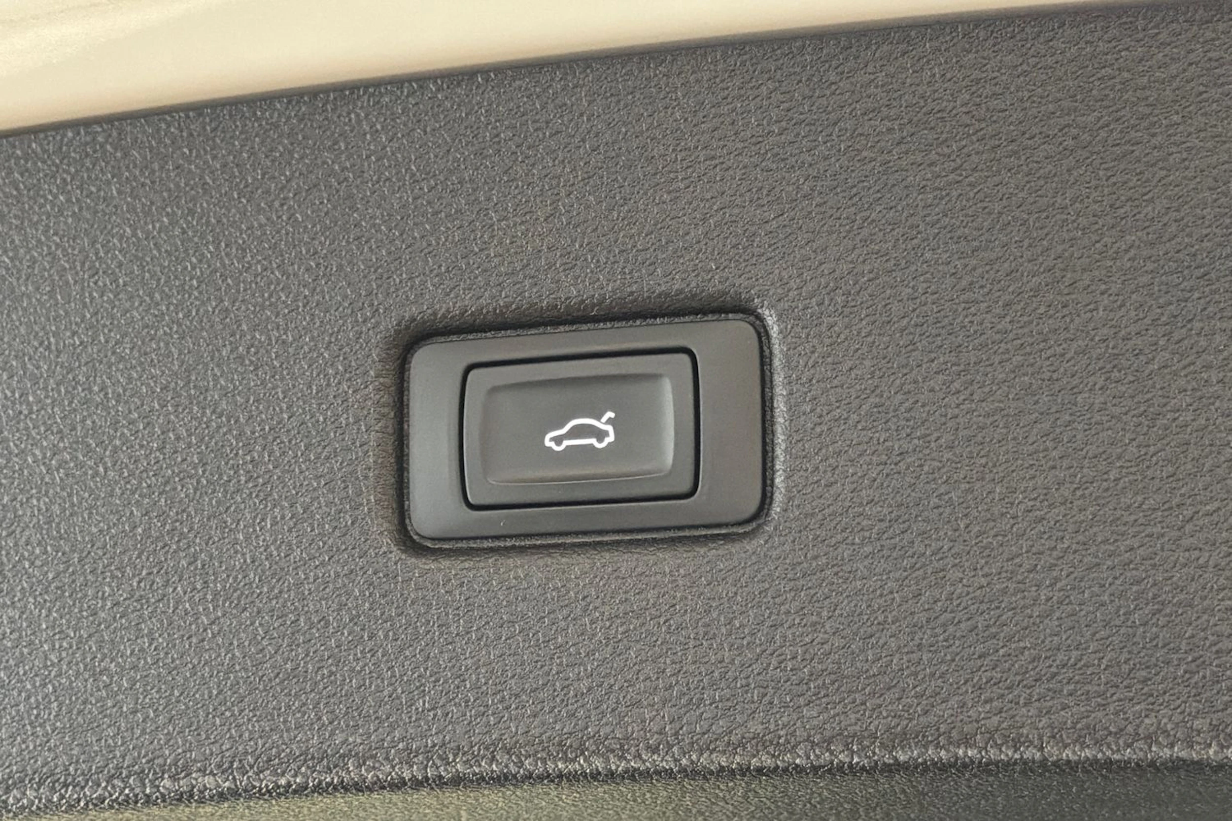valkoinen Audi Q5 2023 kuva 33.