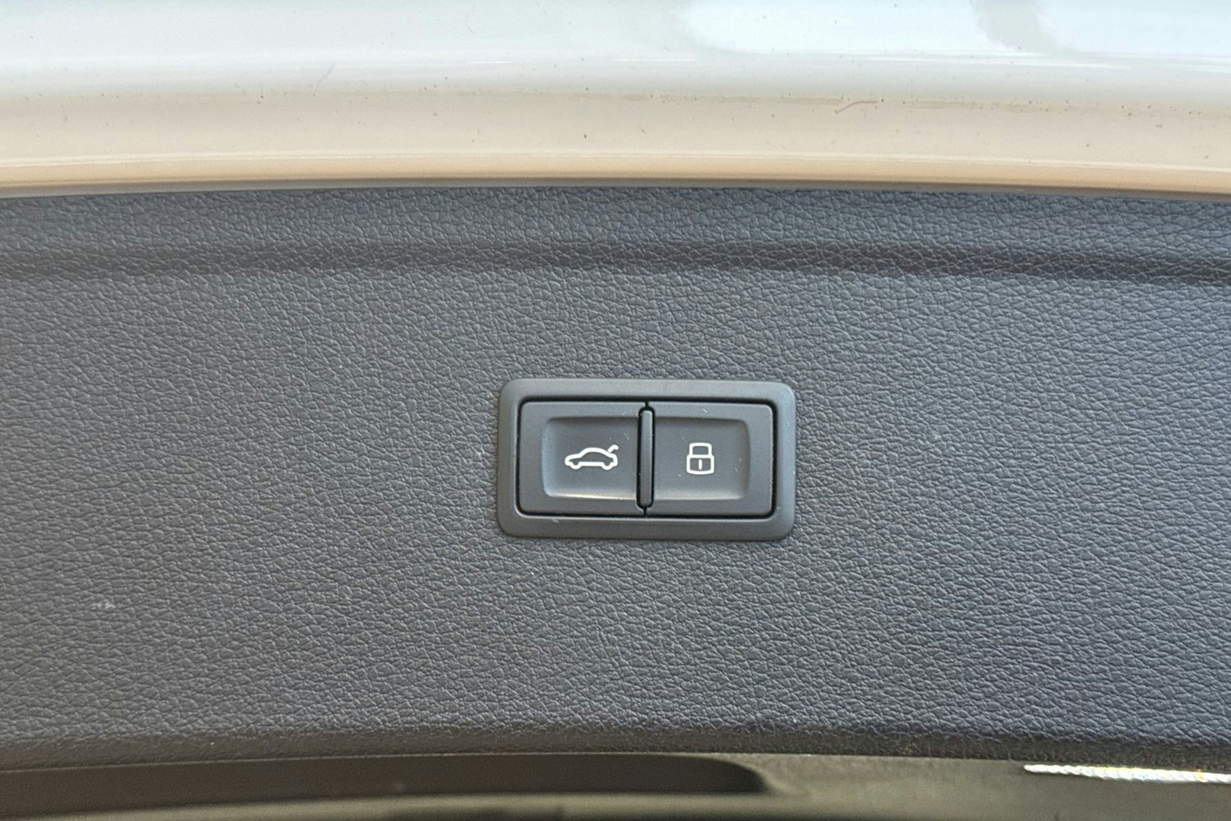 valkoinen Audi Q5 2023 kuva 17.