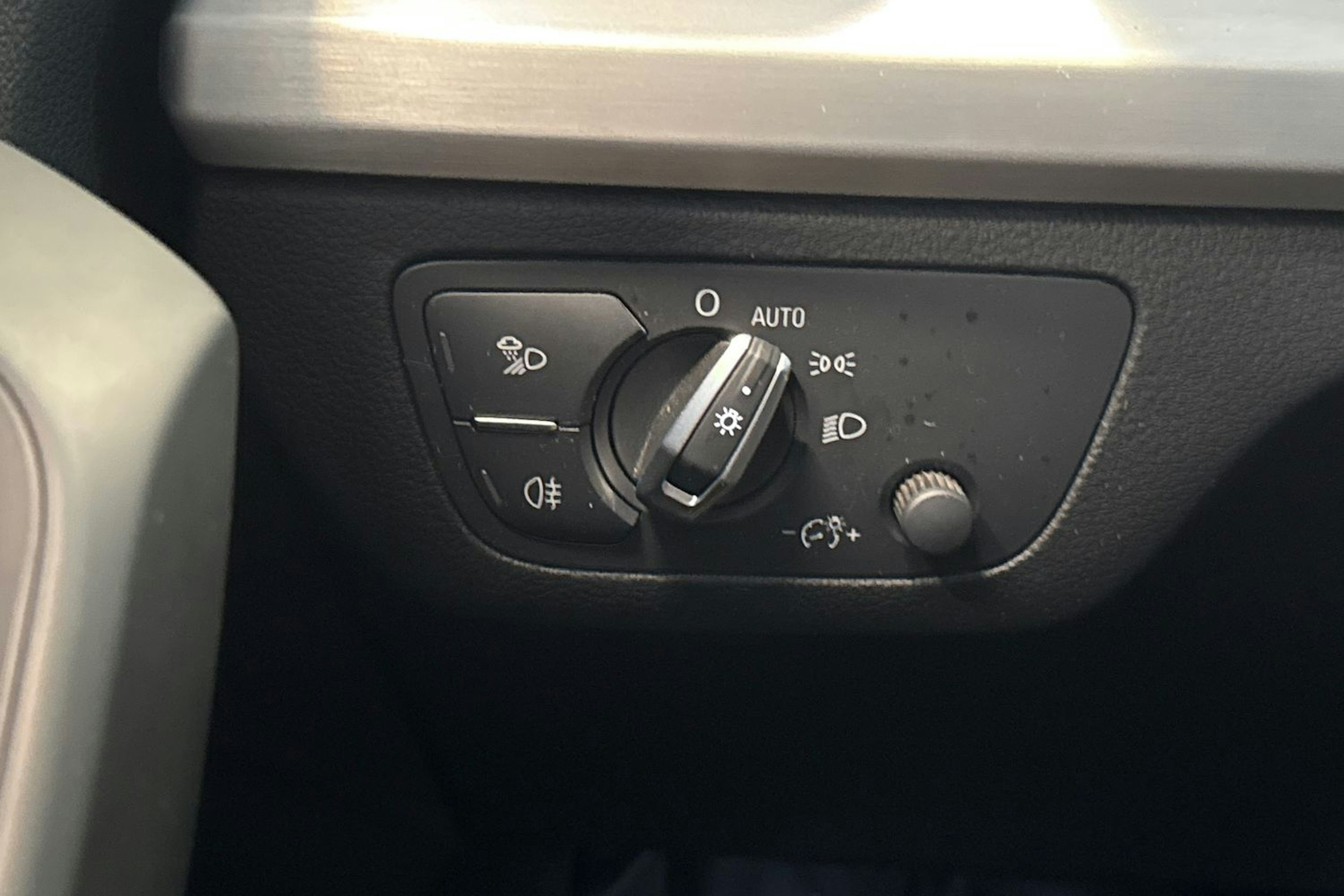 valkoinen Audi Q5 2023 kuva 24.