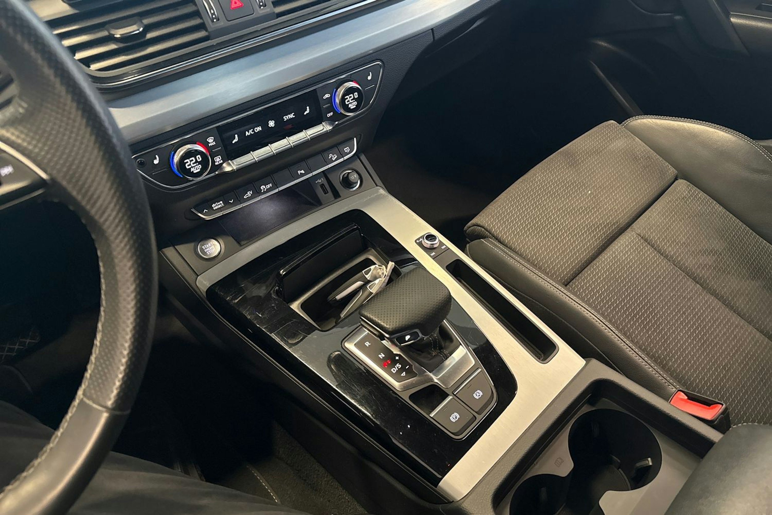 valkoinen Audi Q5 2023 kuva 34.