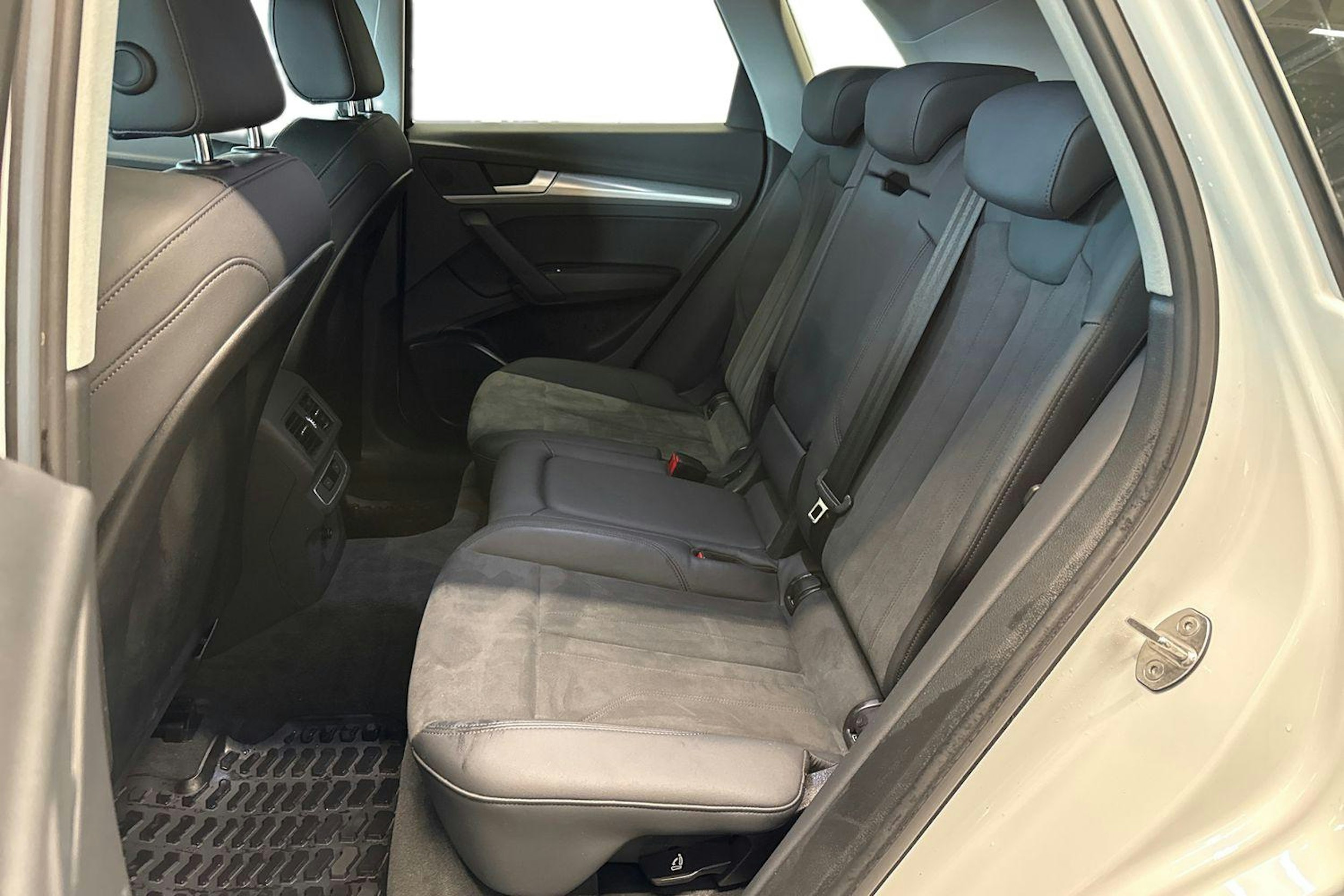 valkoinen Audi Q5 2023 kuva 10.