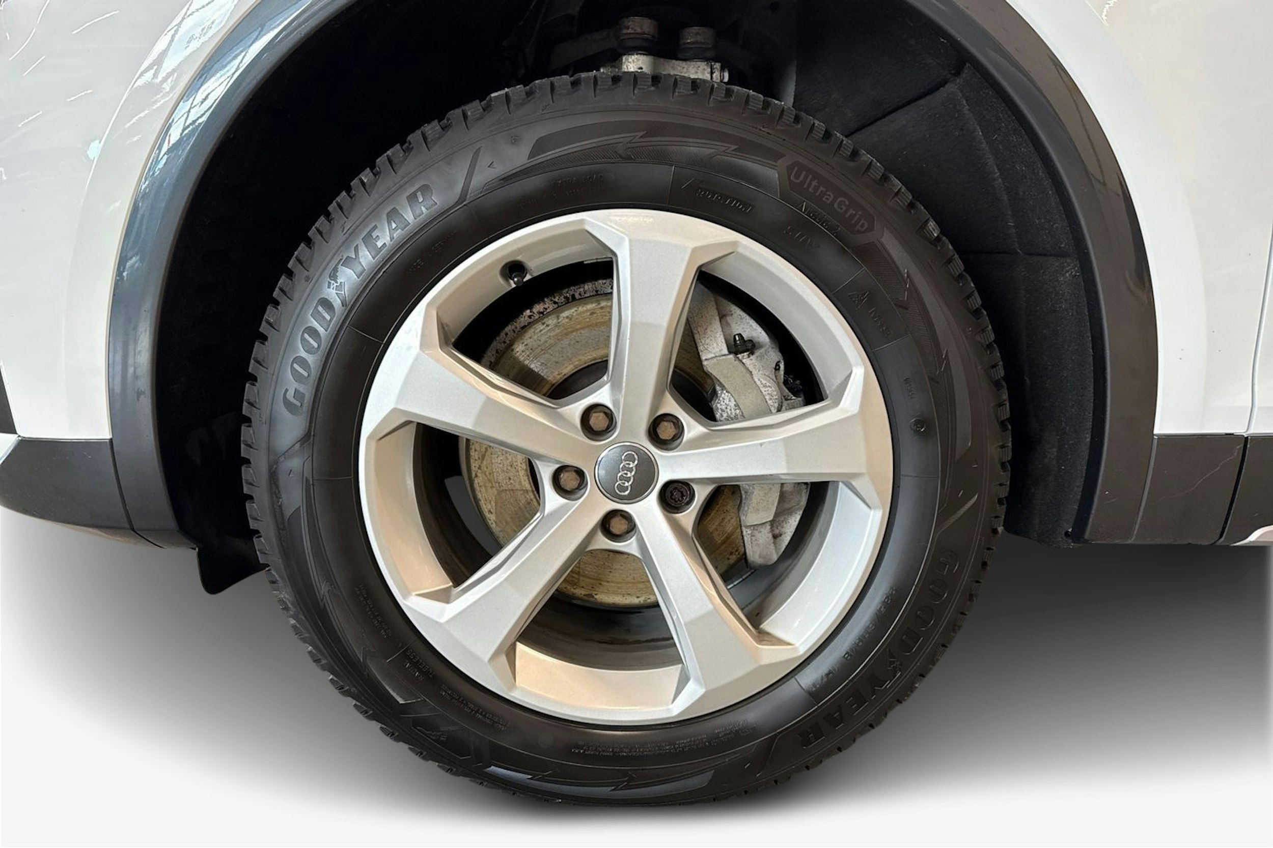 valkoinen Audi Q5 2023 kuva 11.