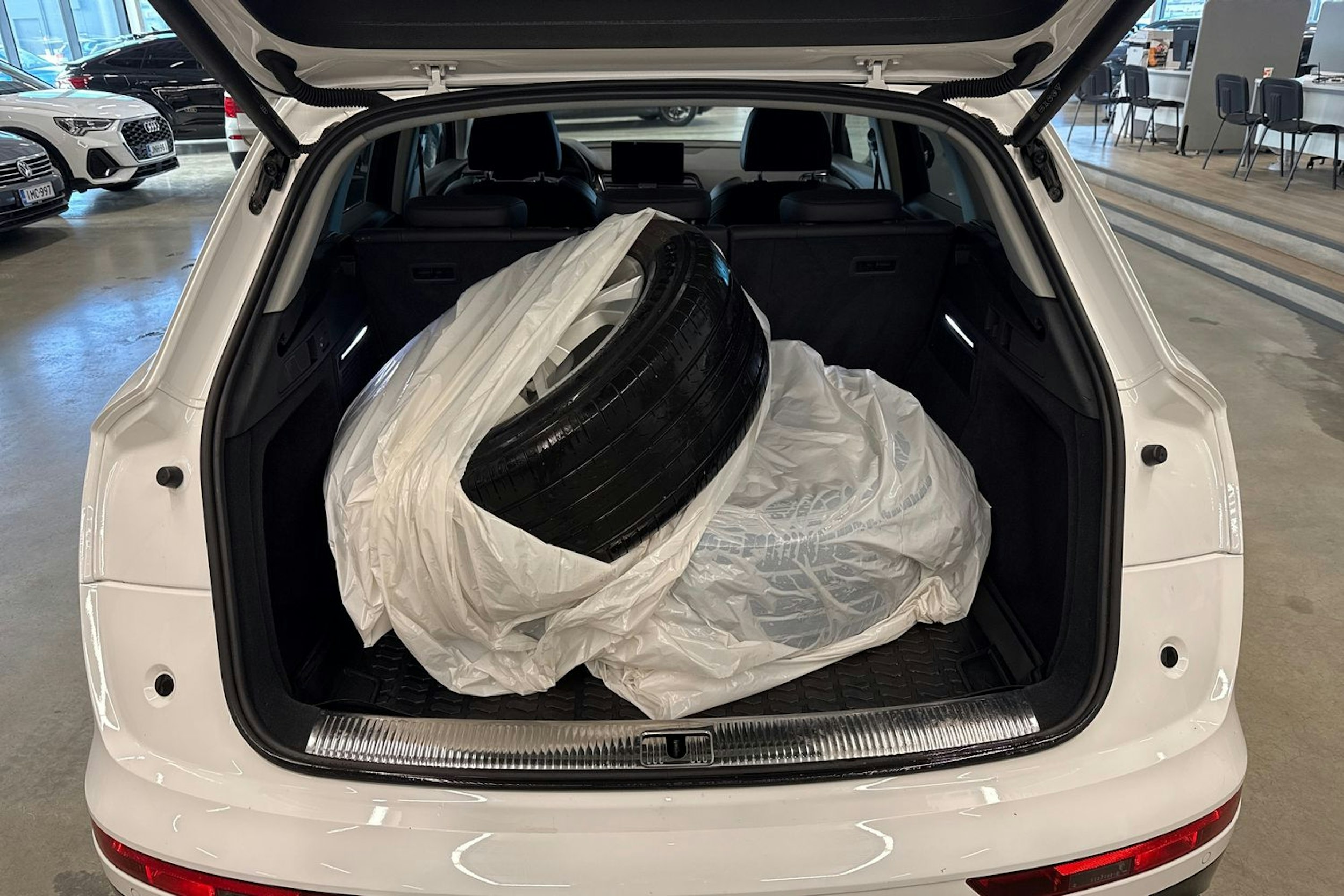 valkoinen Audi Q5 2023 kuva 14.