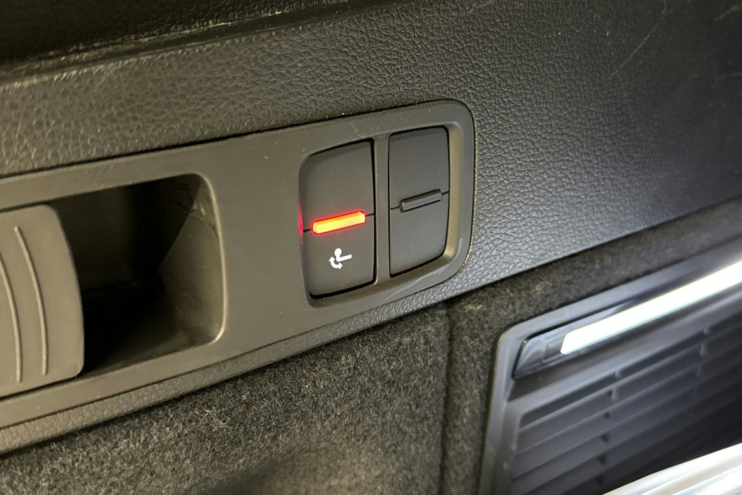 valkoinen Audi Q5 2023 kuva 17.