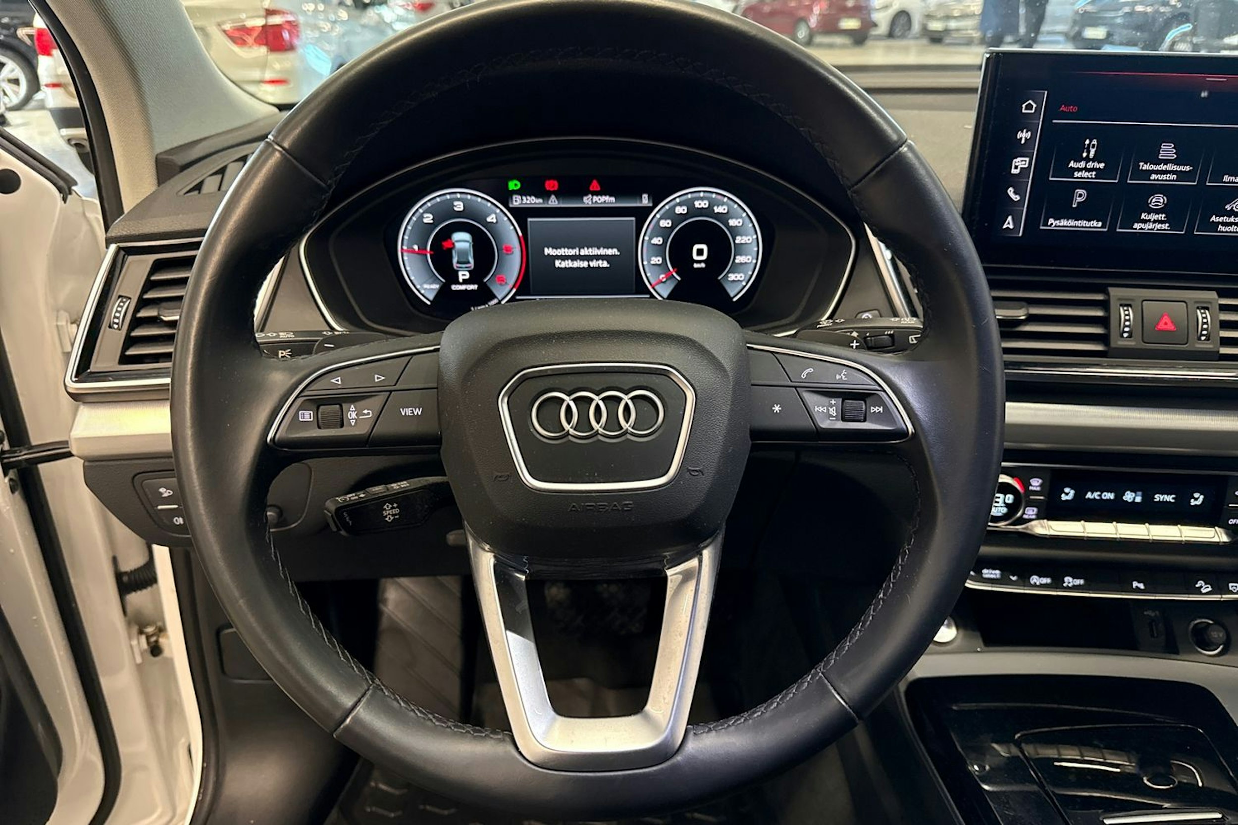 valkoinen Audi Q5 2023 kuva 21.