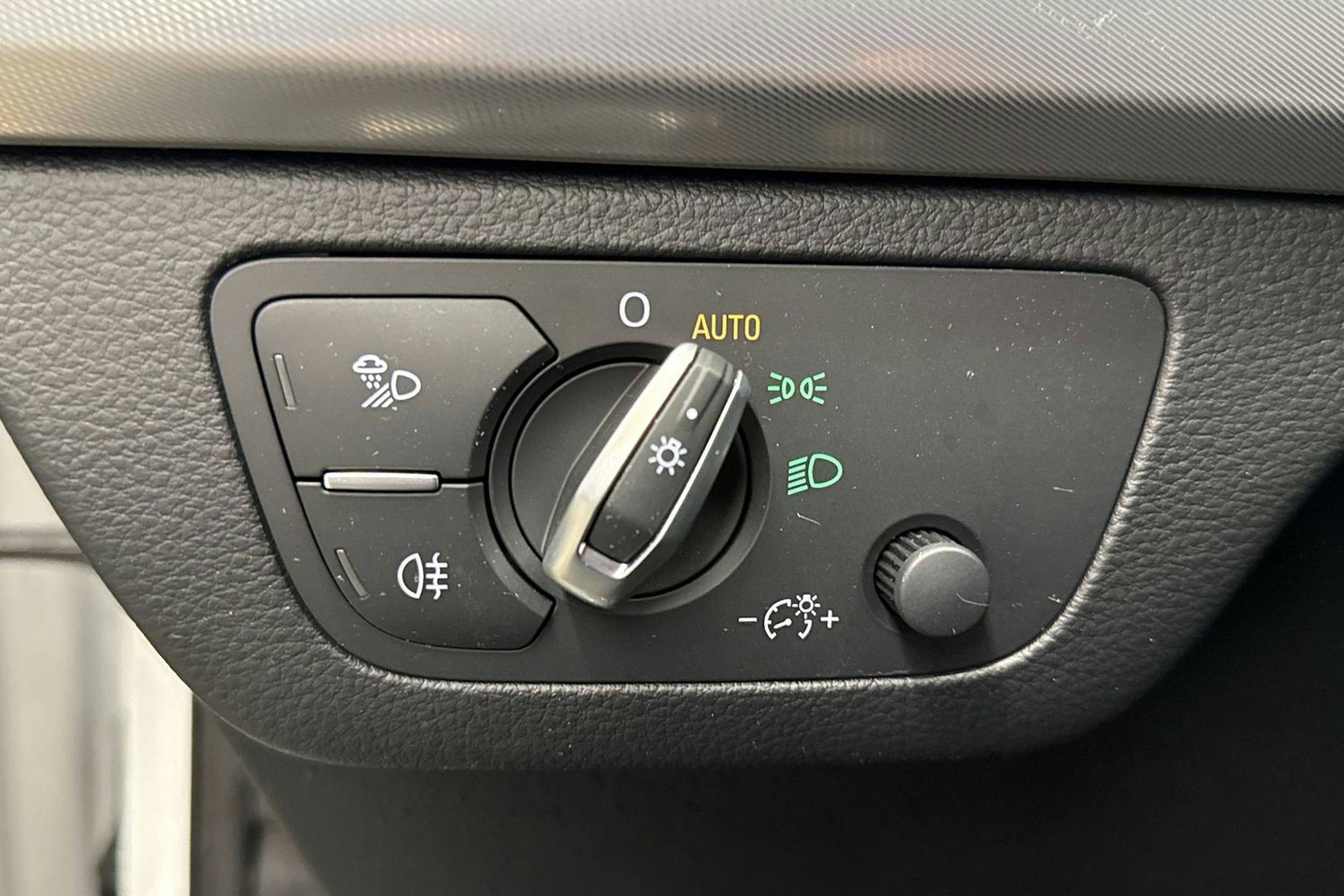 valkoinen Audi Q5 2023 kuva 25.