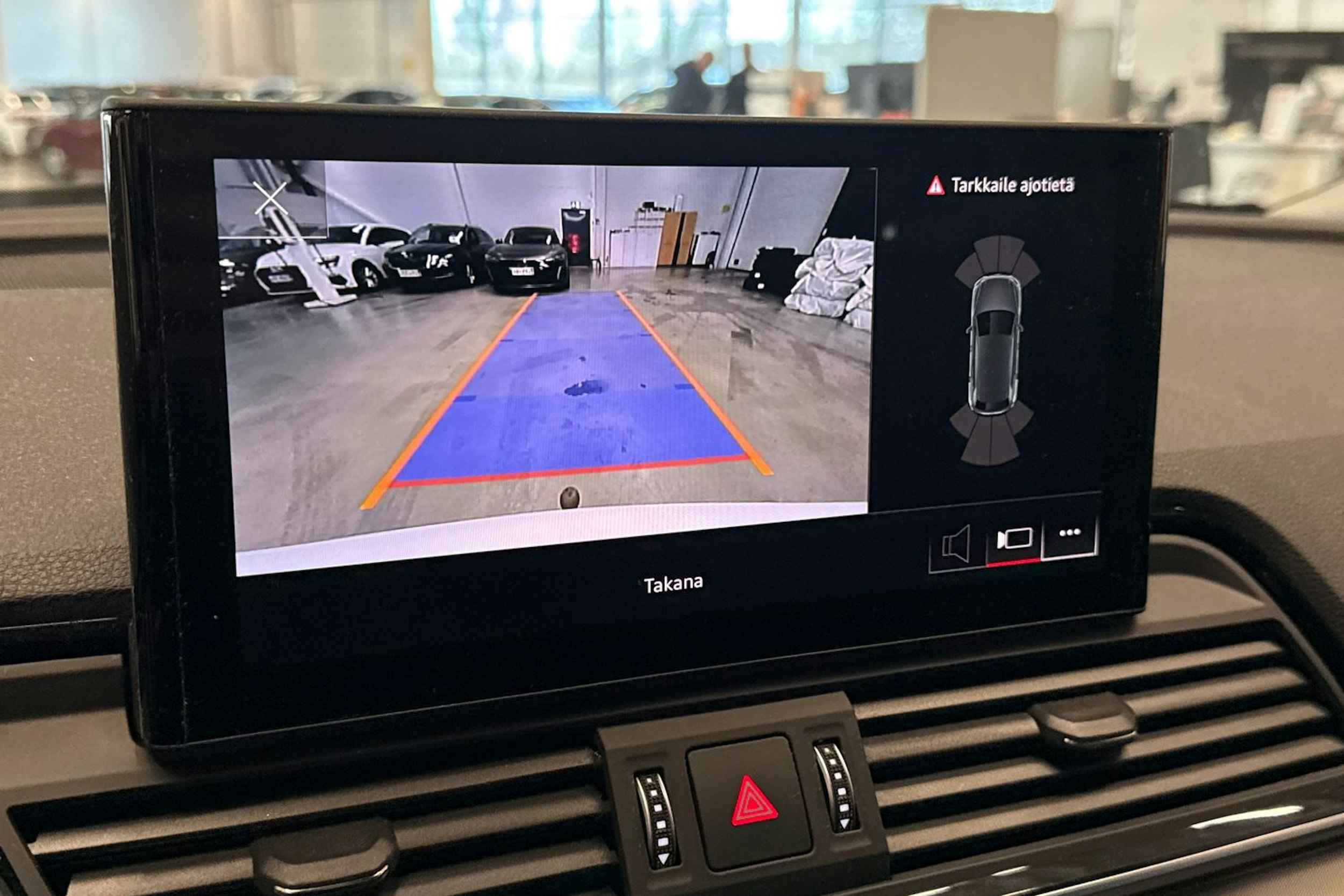 valkoinen Audi Q5 2023 kuva 26.