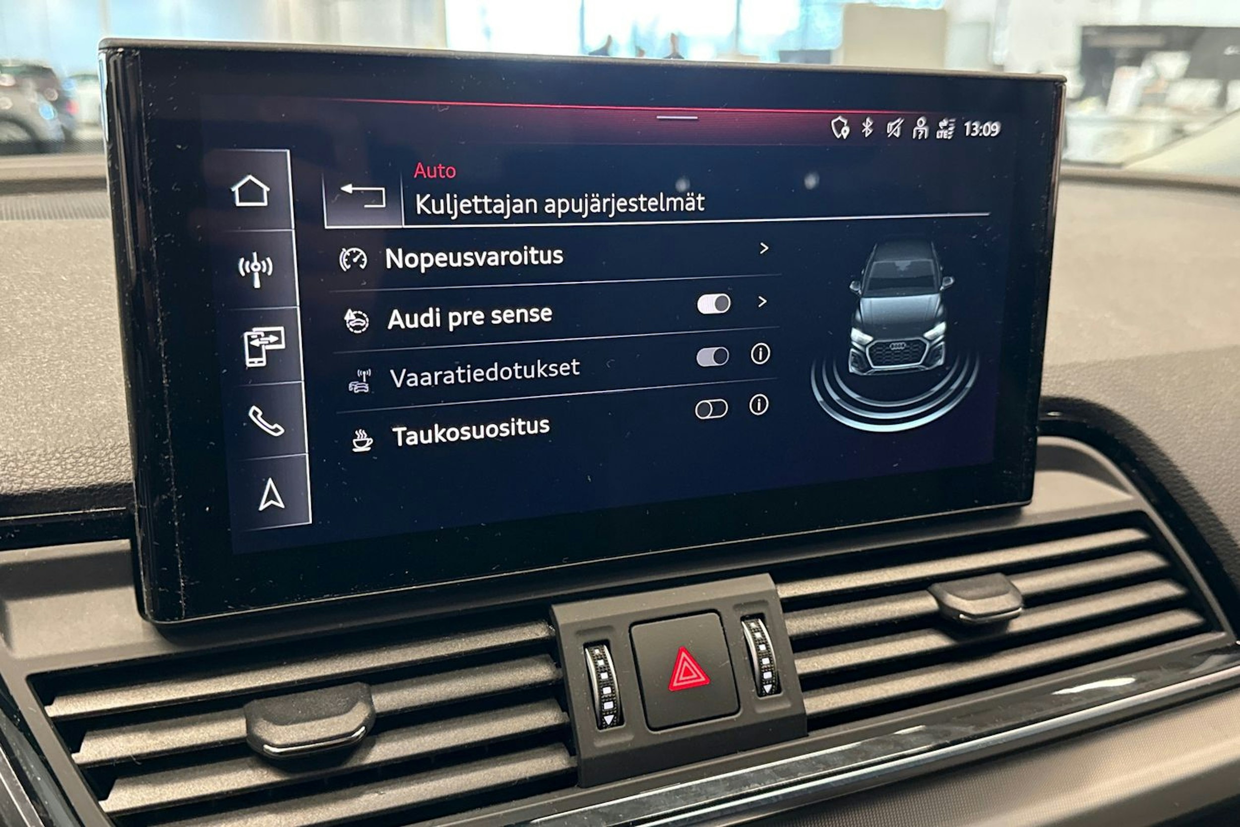 valkoinen Audi Q5 2023 kuva 28.