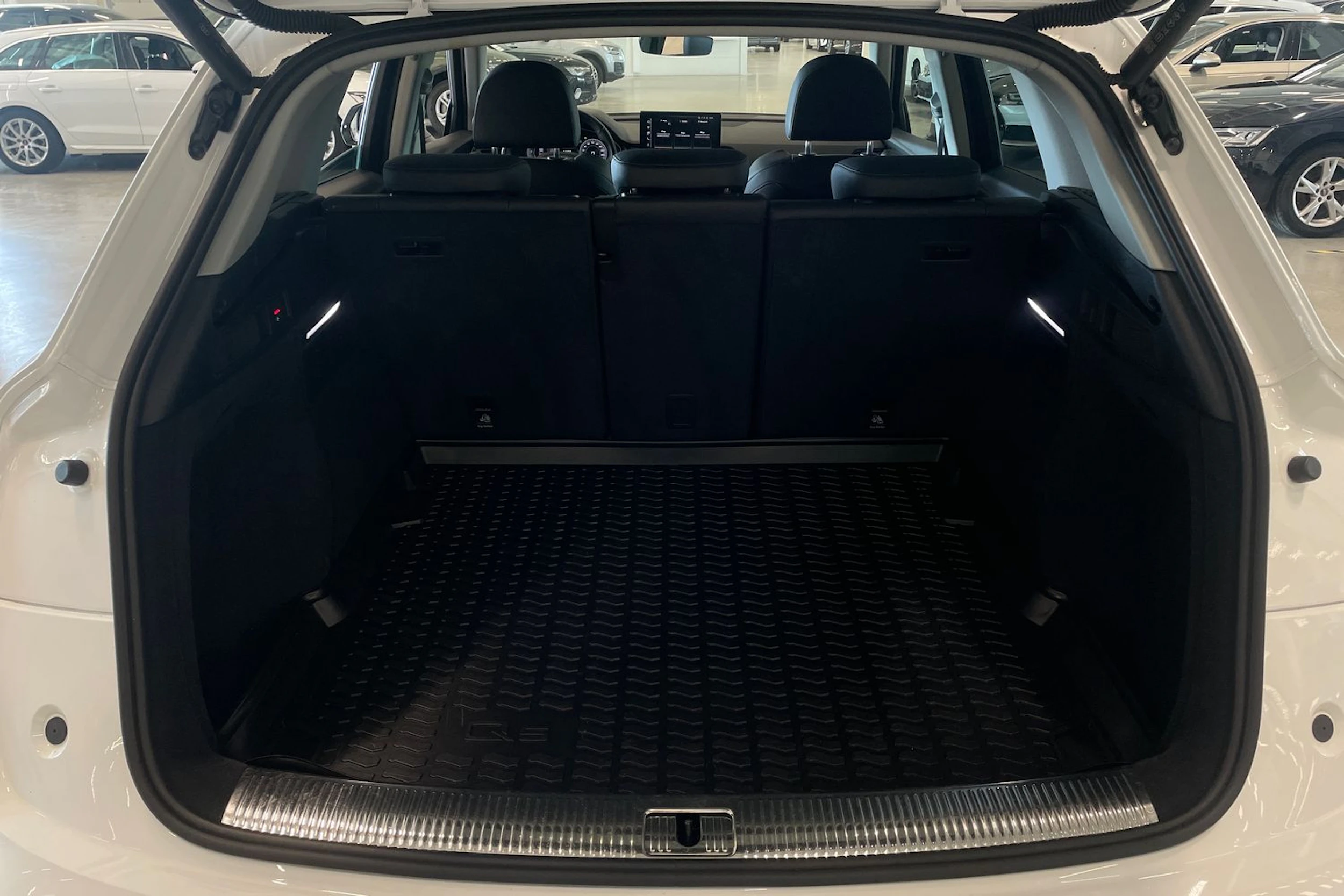 valkoinen Audi Q5 2023 kuva 33.