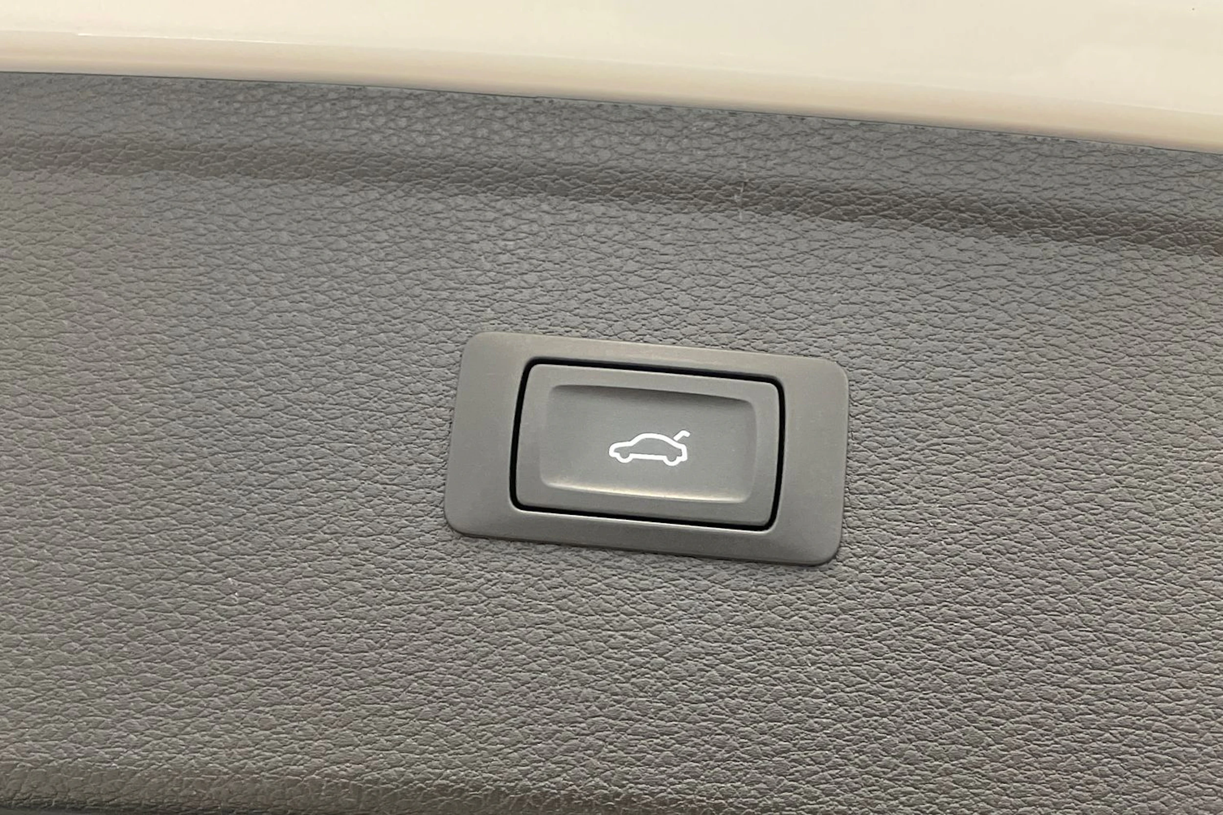 valkoinen Audi Q5 2023 kuva 34.