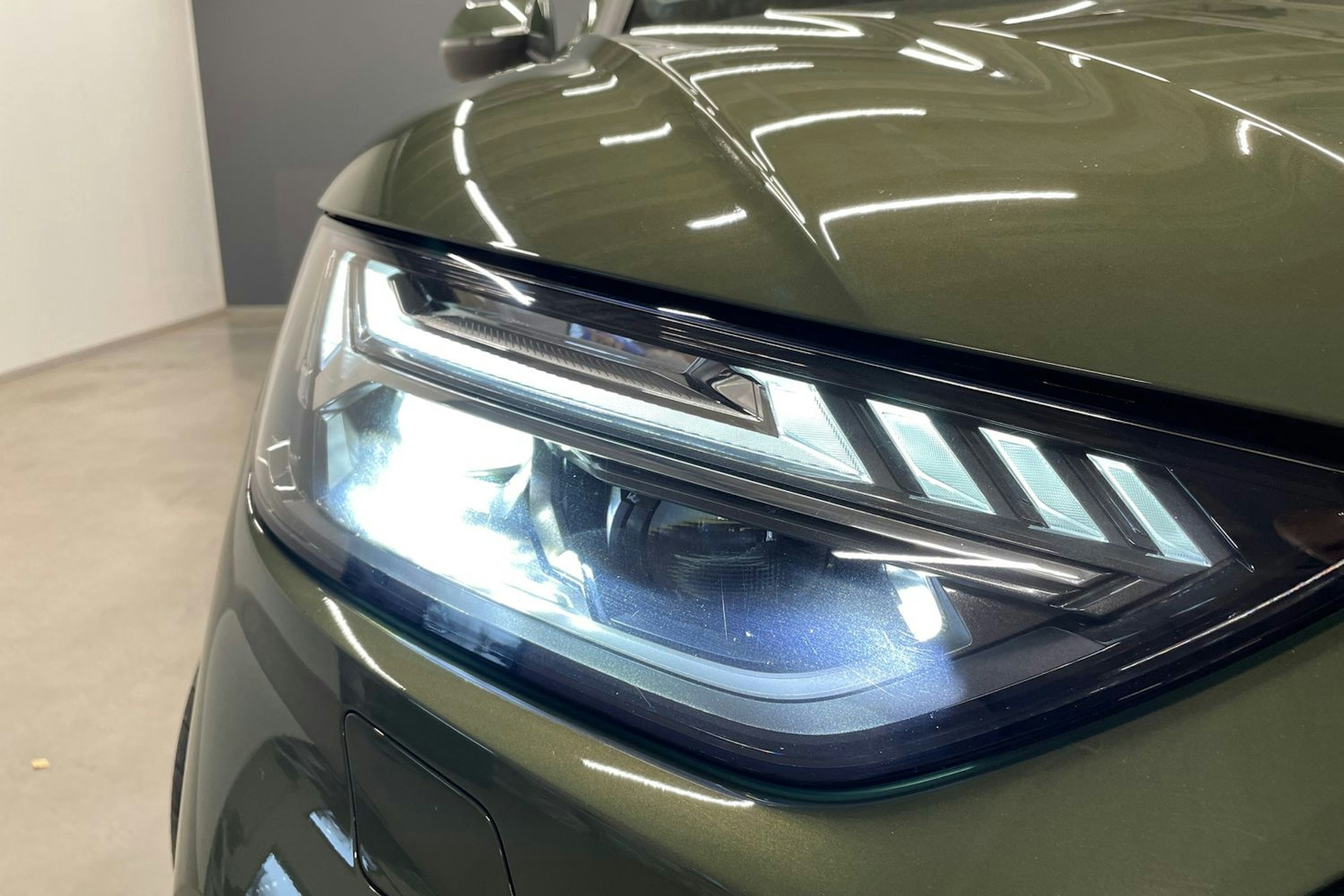 vihreä Audi Q5 2023 kuva 11.