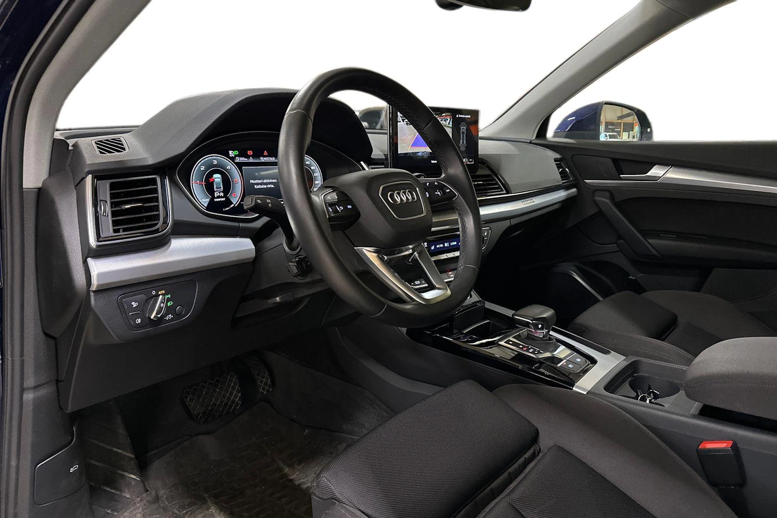 sininen Audi Q5 2023 kuva 3.