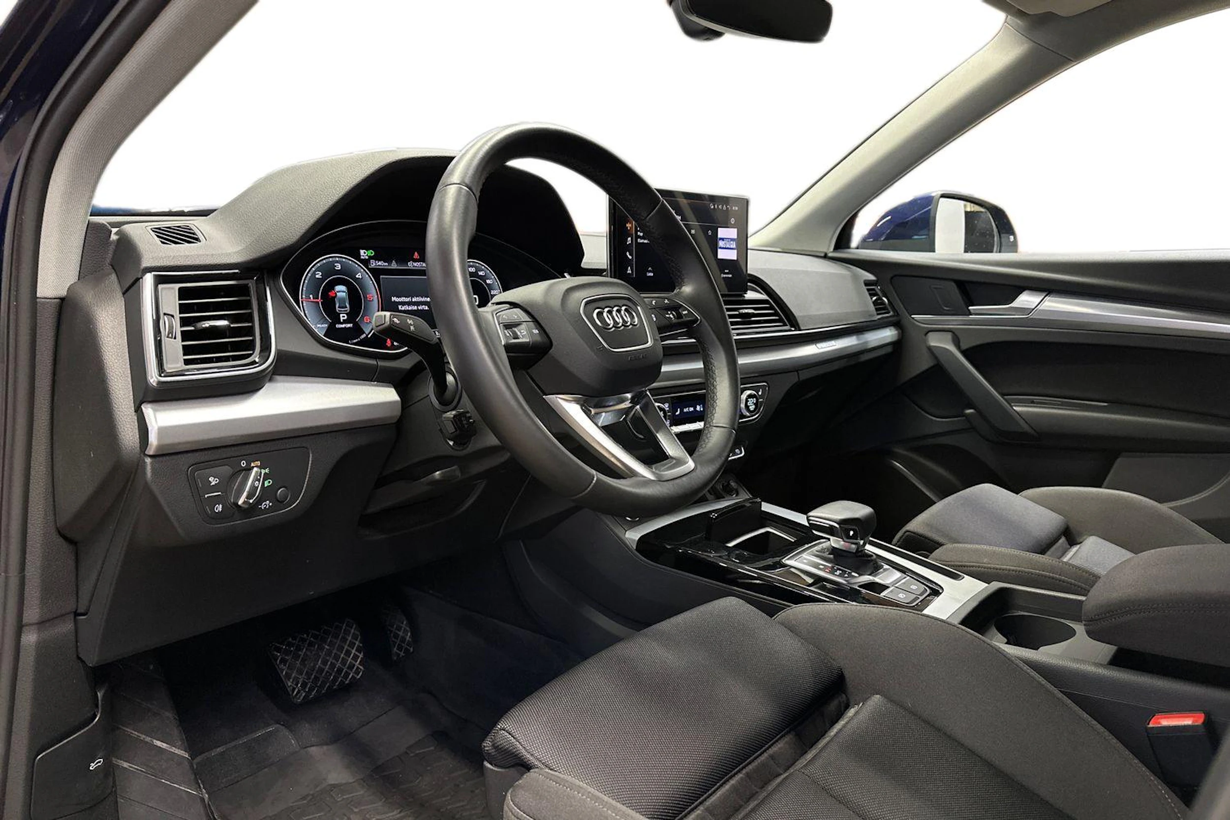 sininen Audi Q5 2023 kuva 6.