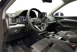 sininen Audi Q5 2023 kuva 6.