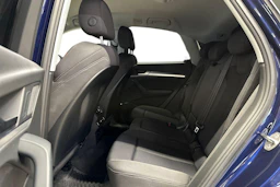 sininen Audi Q5 2023 kuva 8.