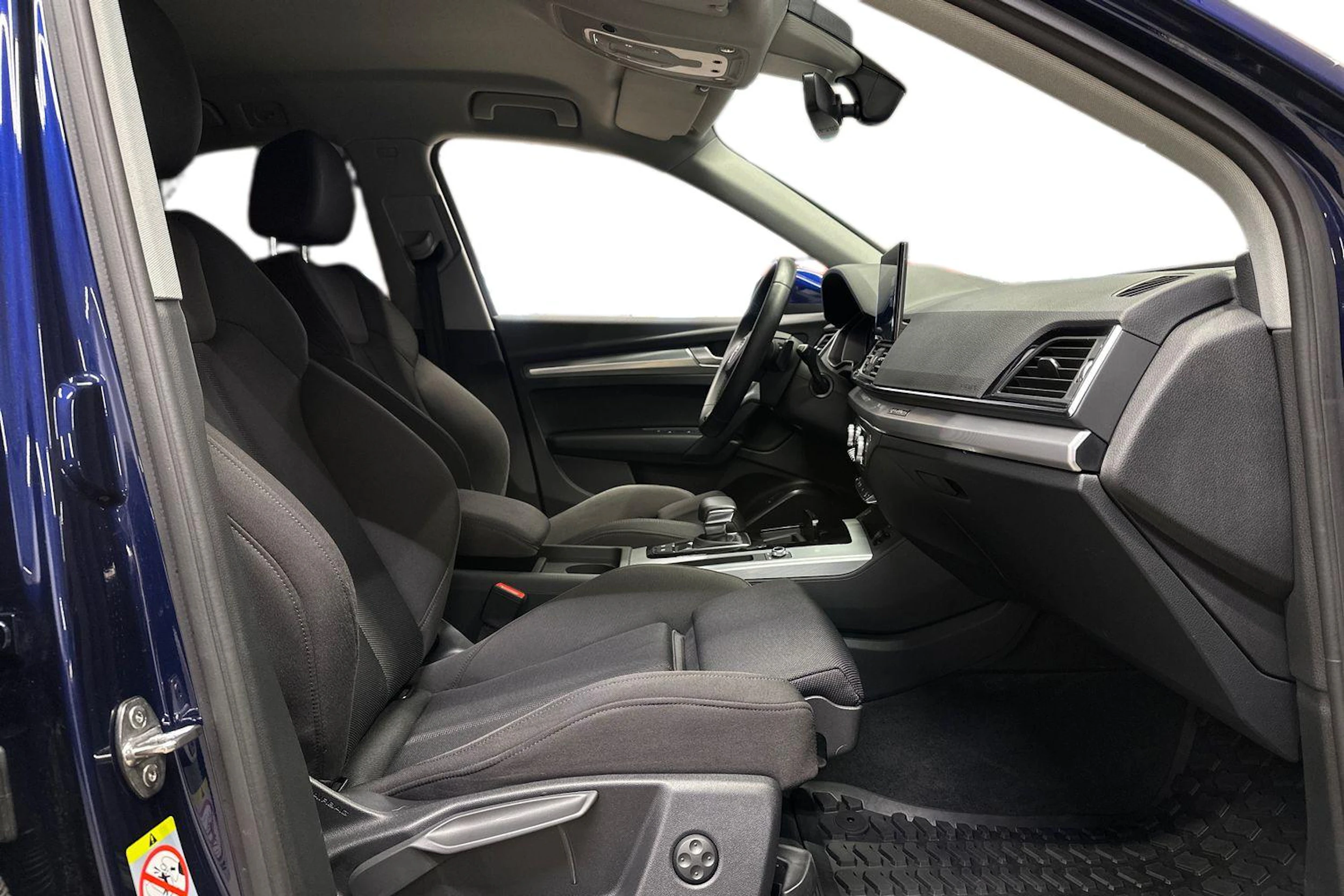 sininen Audi Q5 2023 kuva 9.