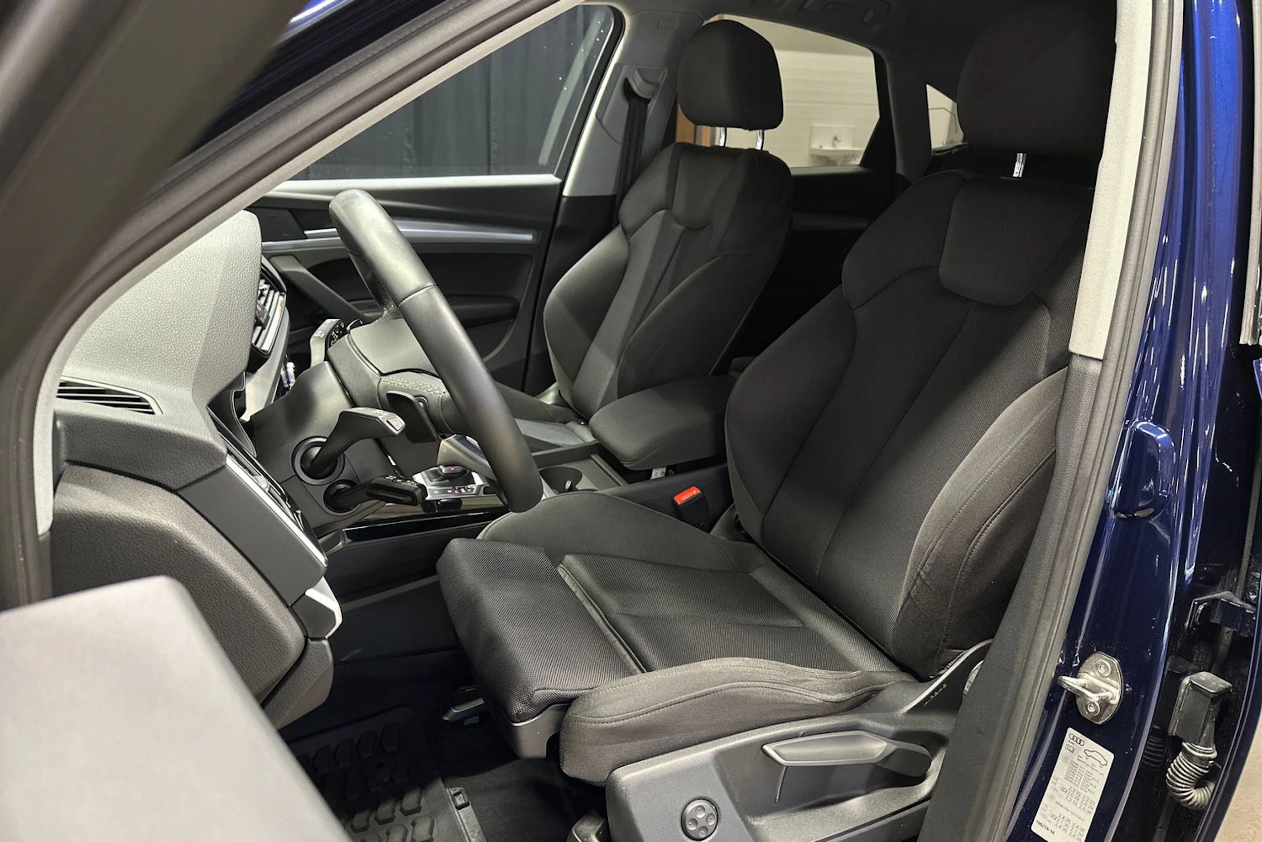 sininen Audi Q5 2023 kuva 11.