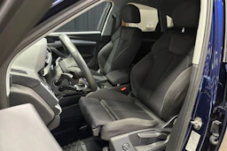 sininen Audi Q5 2023 kuva 11.
