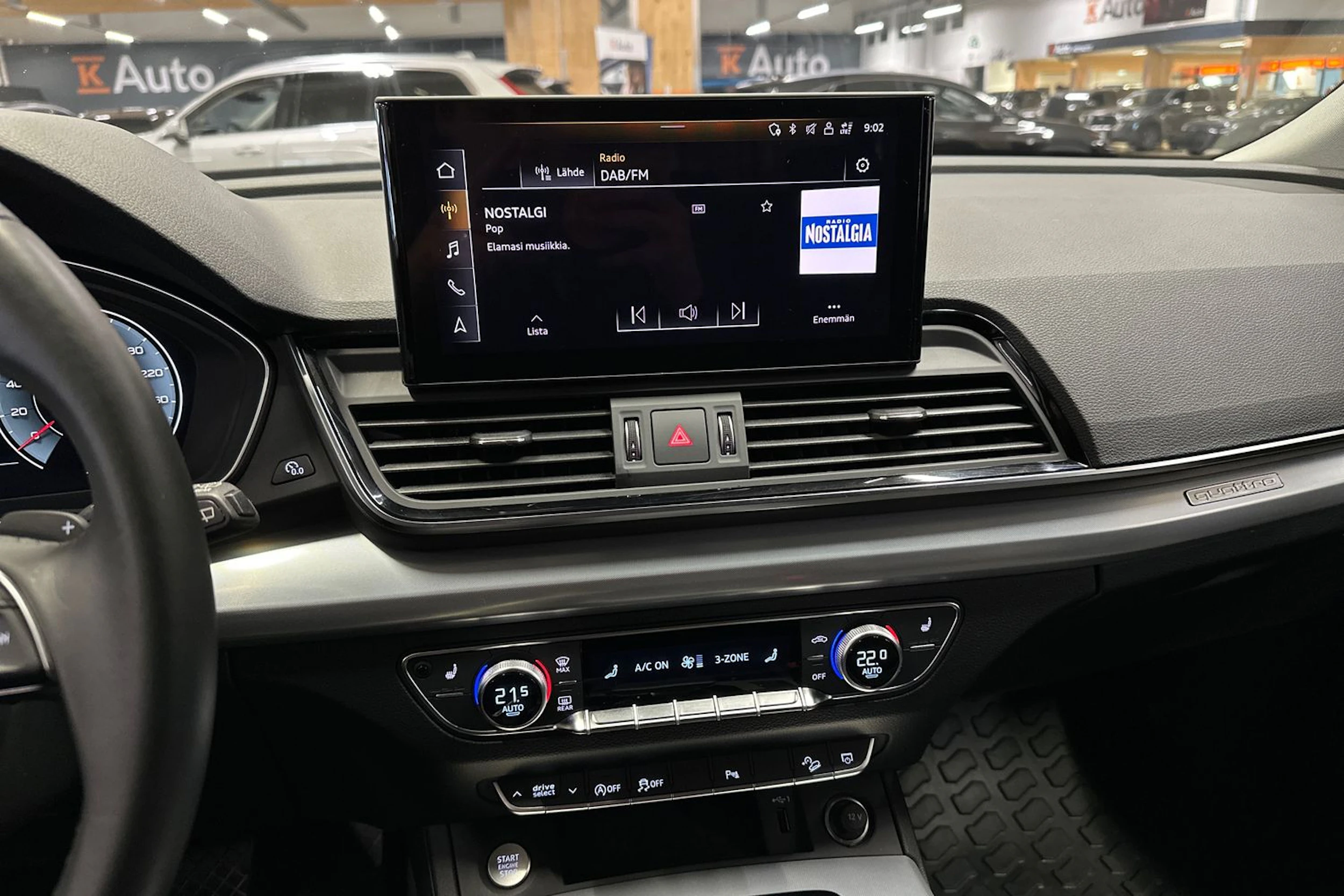 sininen Audi Q5 2023 kuva 17.