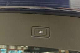 sininen Audi Q5 2023 kuva 28.