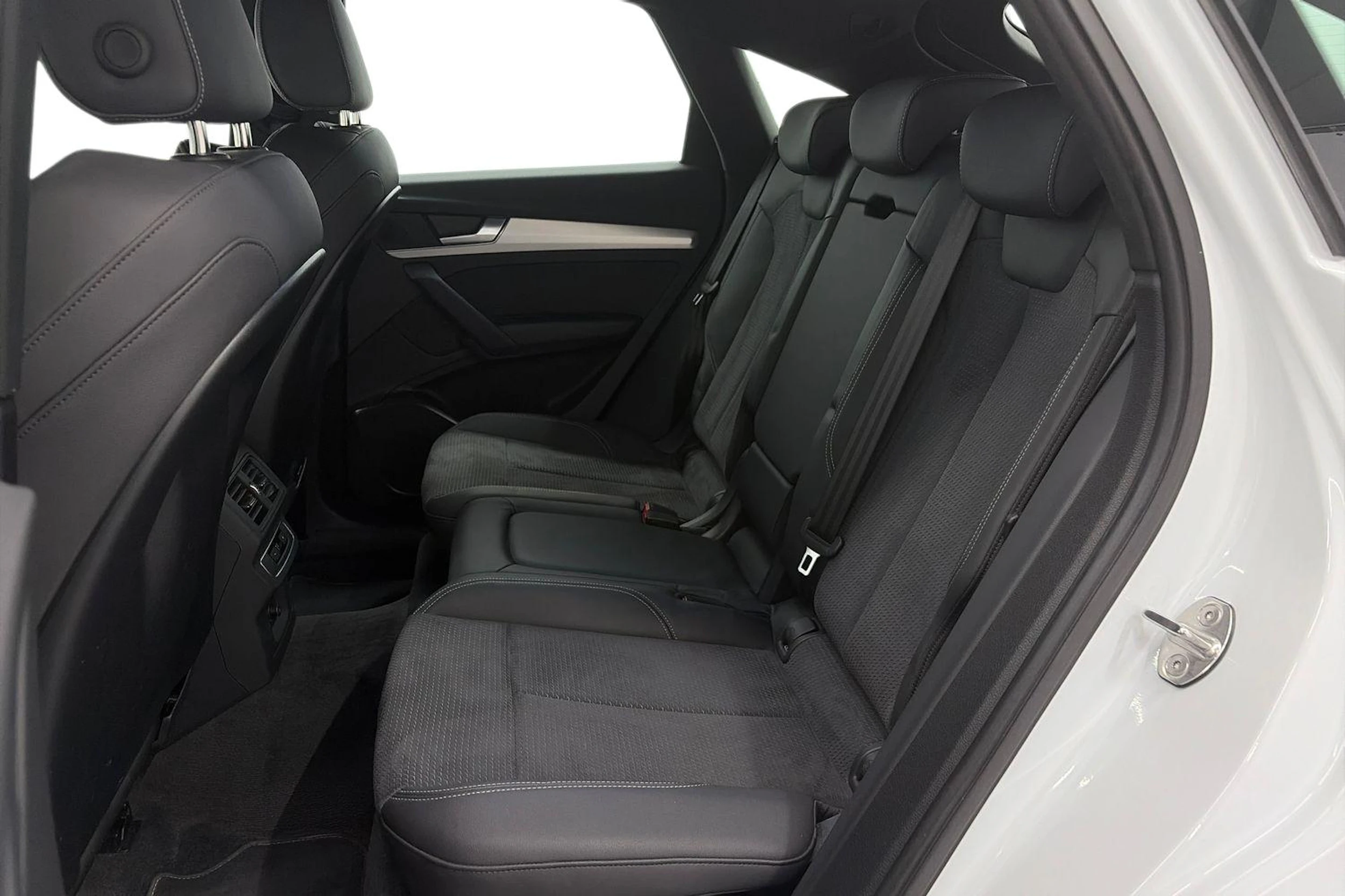valkoinen Audi Q5 2023 kuva 8.
