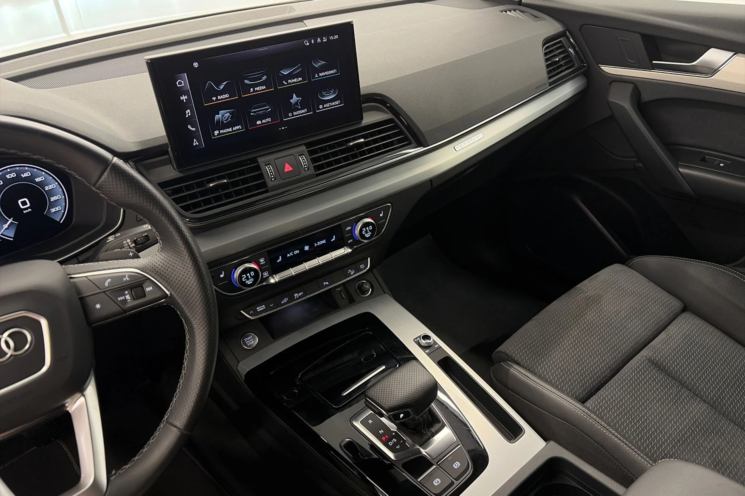 valkoinen Audi Q5 2023 kuva 18.