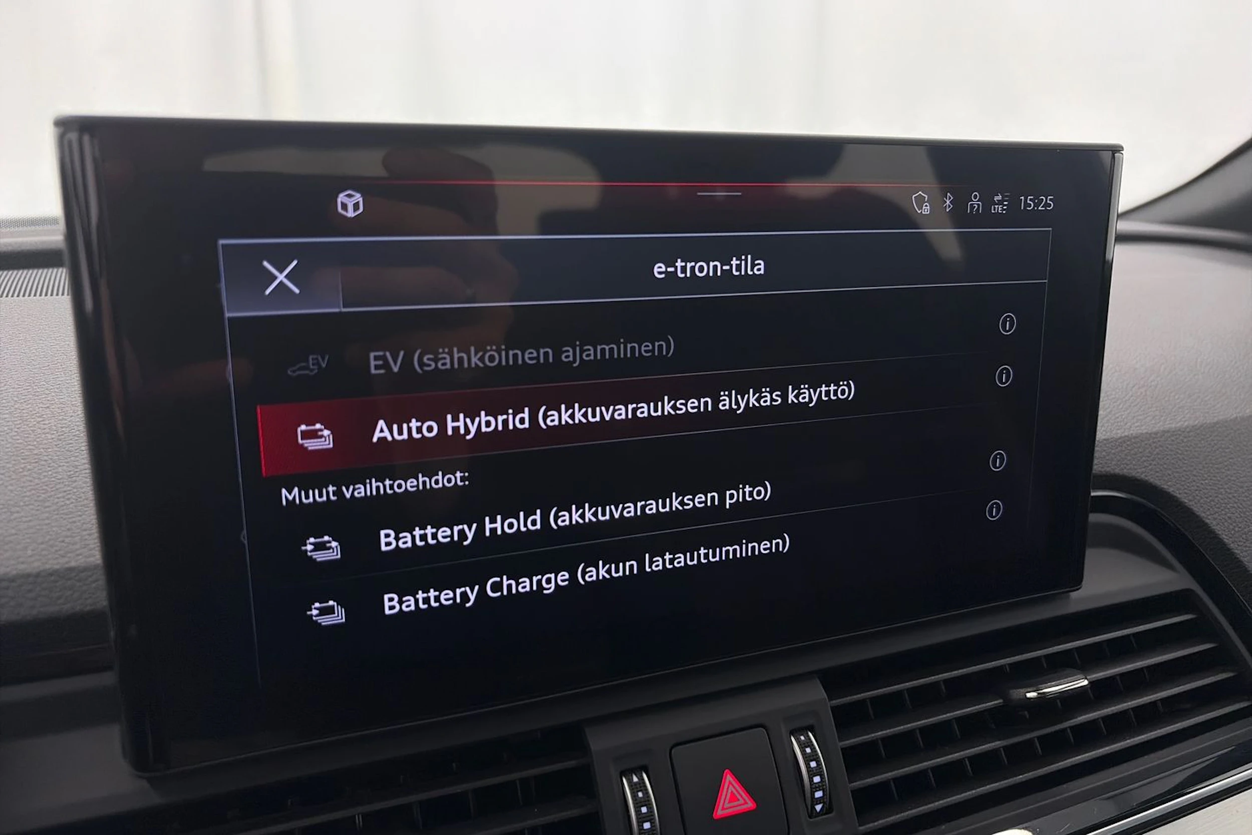 valkoinen Audi Q5 2023 kuva 22.