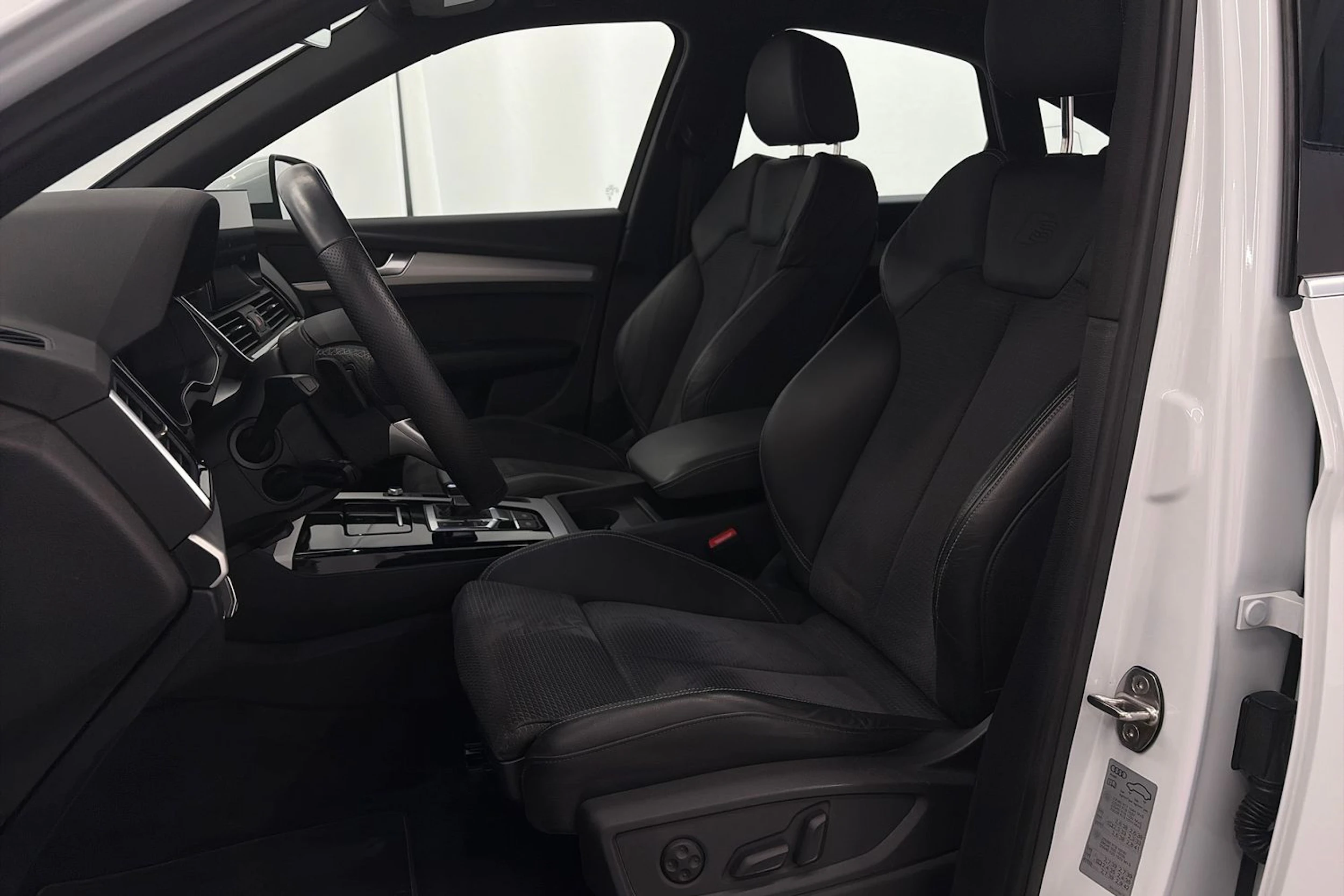 valkoinen Audi Q5 2023 kuva 28.