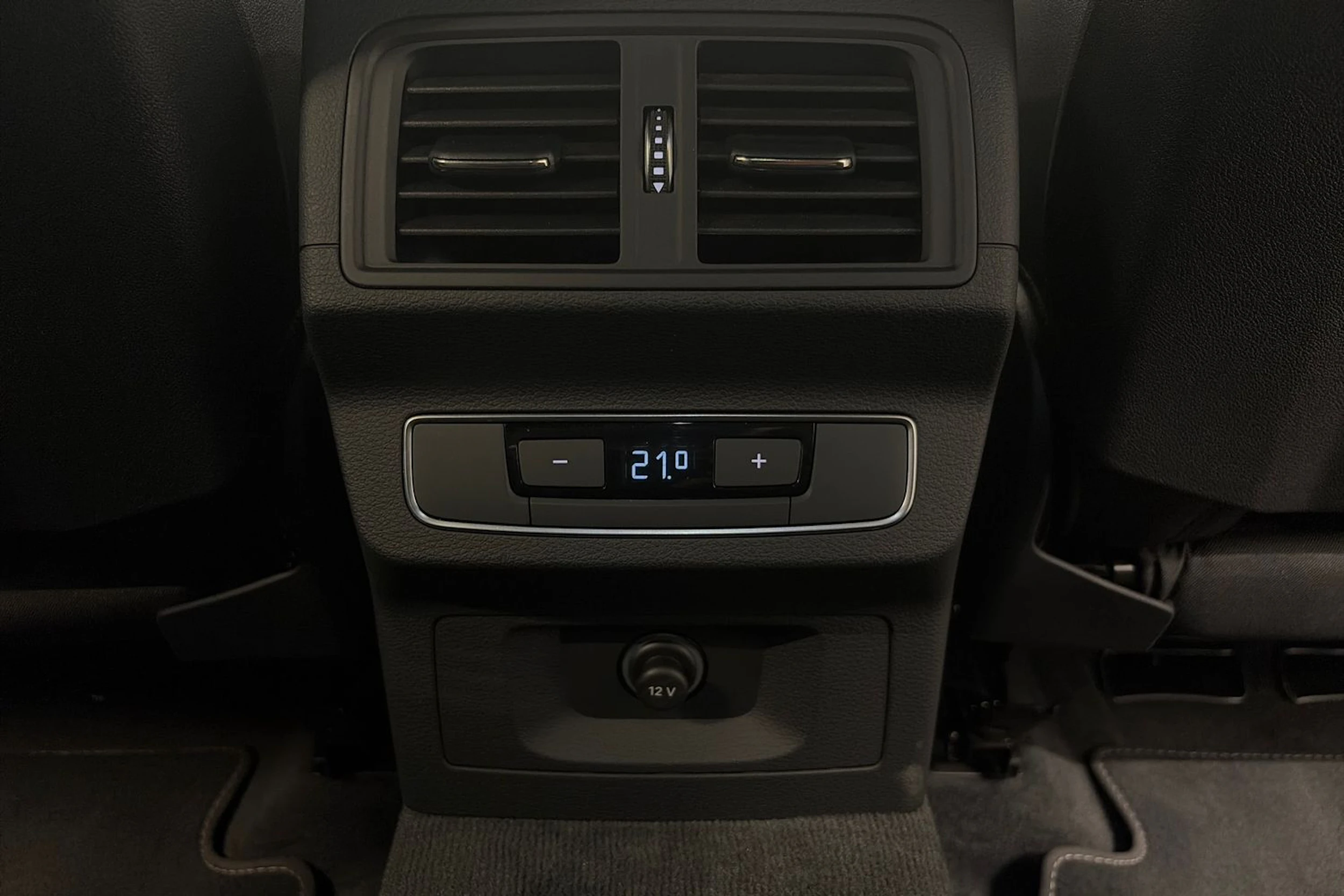 valkoinen Audi Q5 2023 kuva 33.