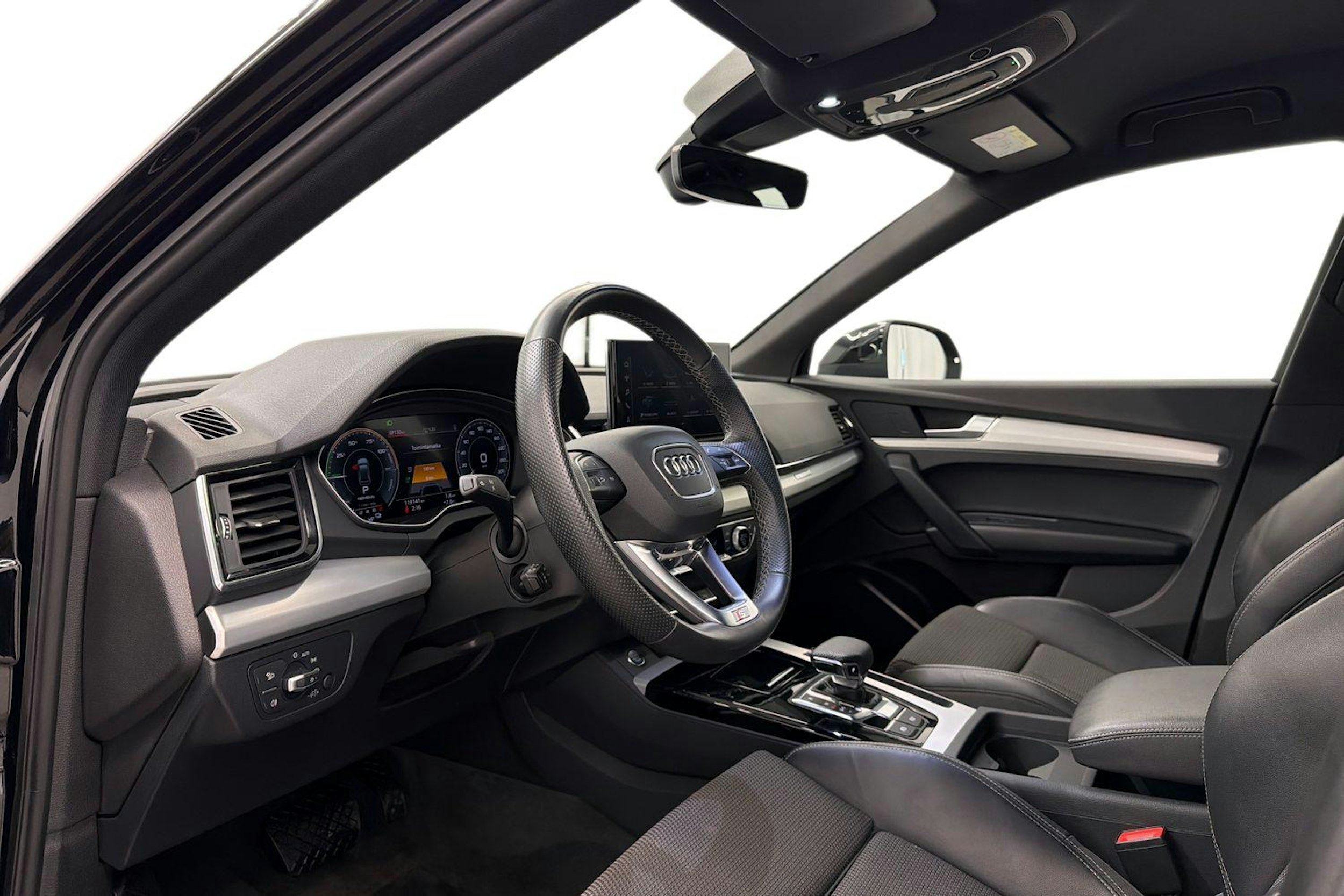 musta Audi Q5 2023 kuva 7.