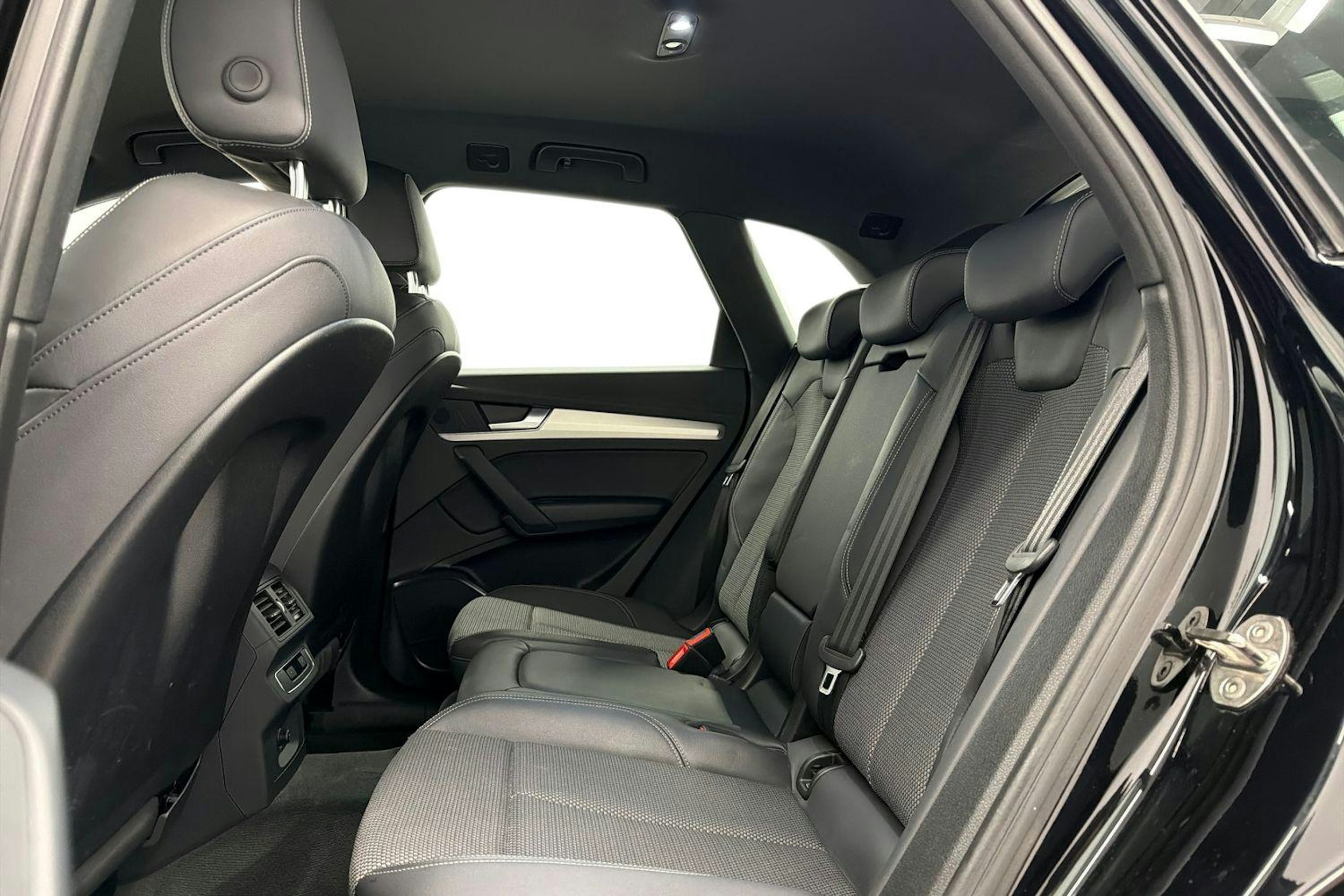 musta Audi Q5 2023 kuva 10.