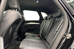 musta Audi Q5 2023 kuva 10.