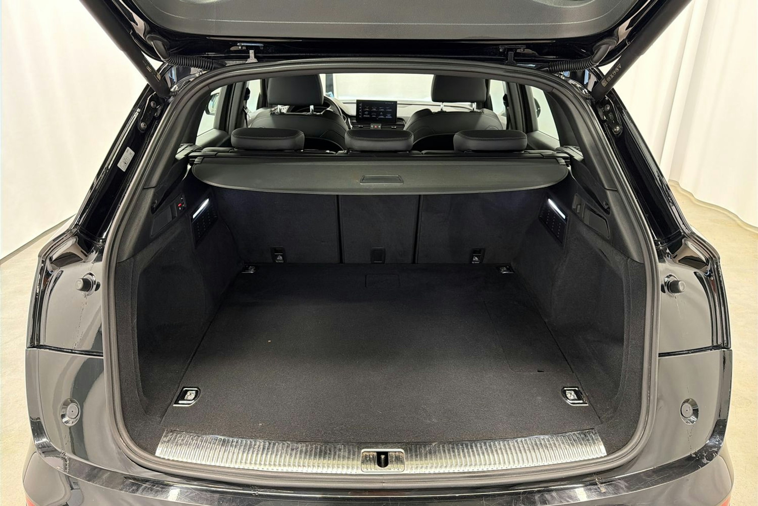 musta Audi Q5 2023 kuva 15.