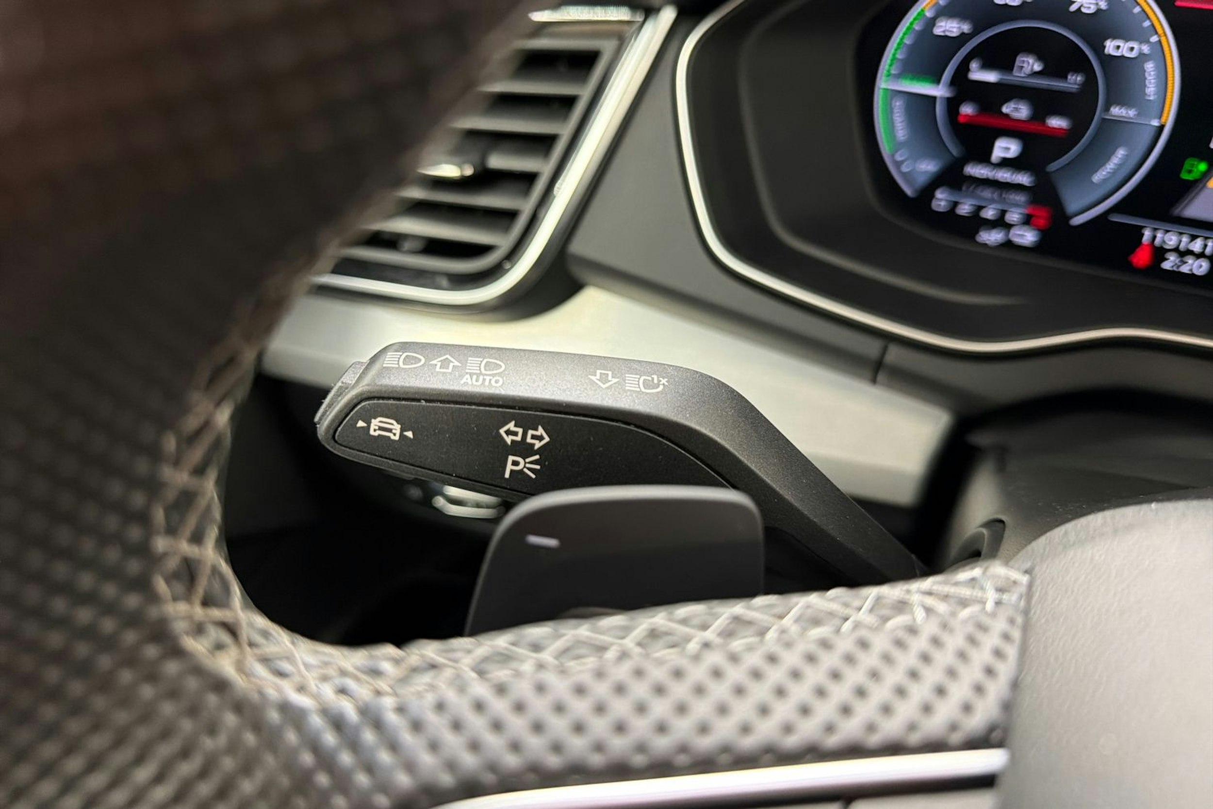 musta Audi Q5 2023 kuva 20.