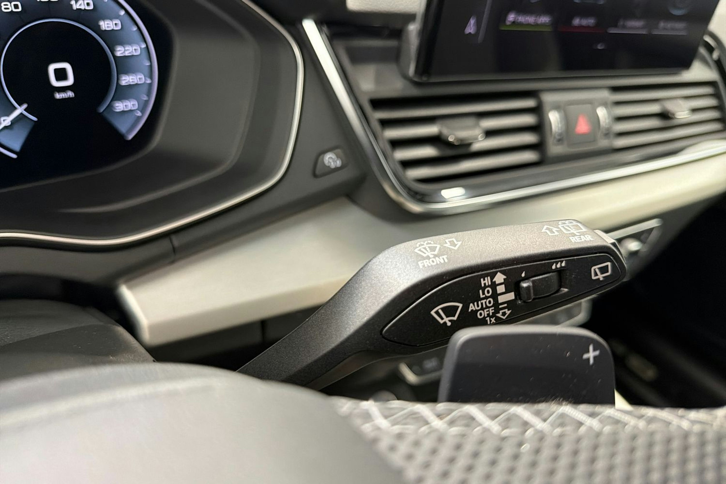 musta Audi Q5 2023 kuva 22.